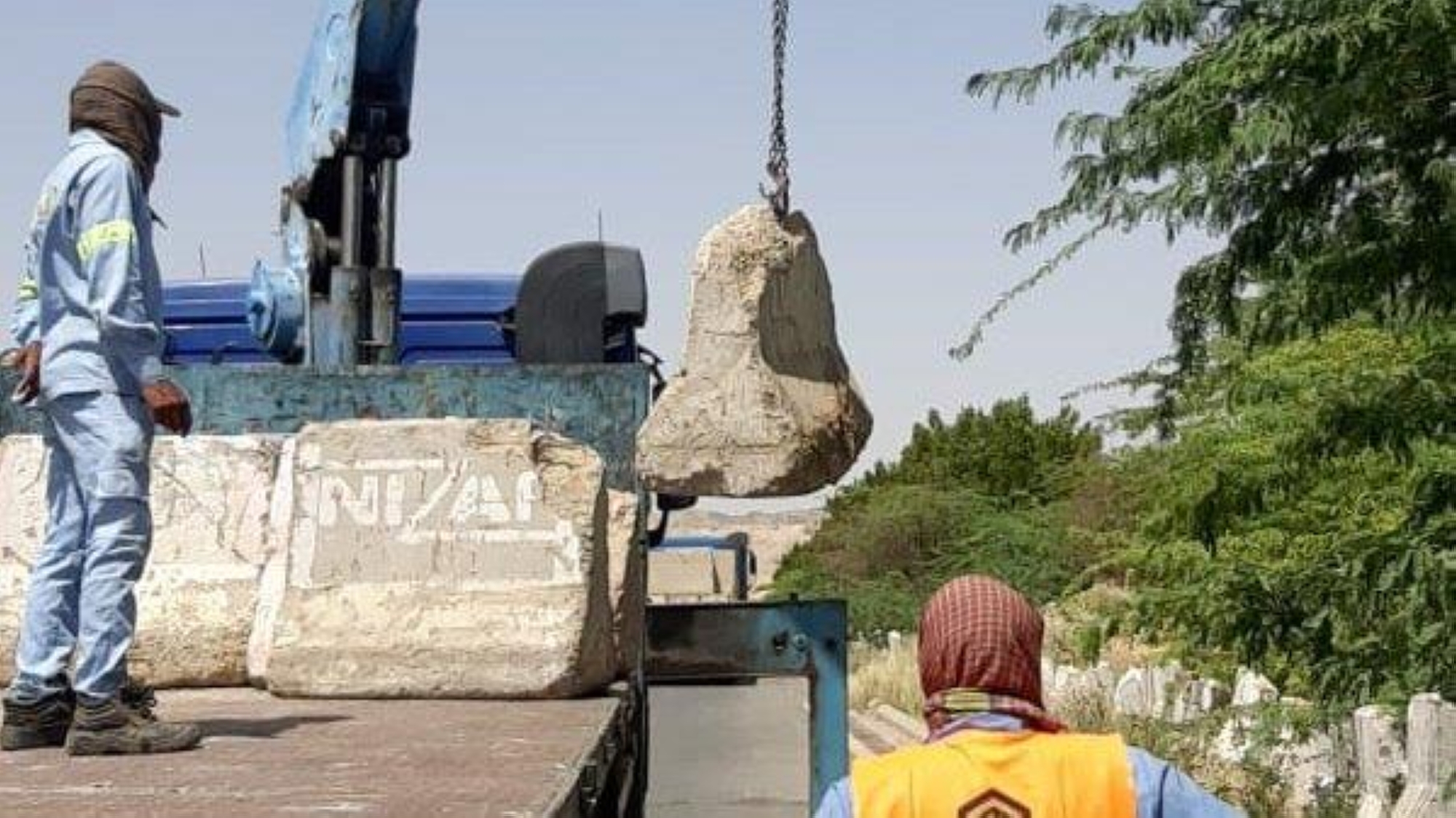 إزالة 85 حاجزاً خرسانياً مهملاً ومشوهاً للمنظر العام بمكة