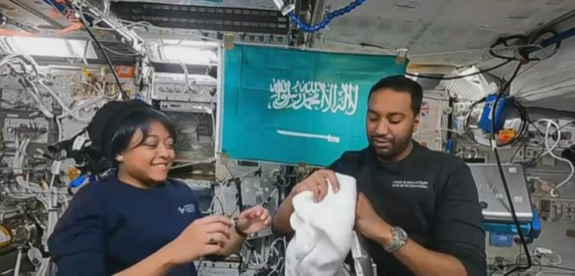 الاستحمام والصلاة.. "القرني" و"برناوي" يشرحان كيف يعيشان بالفضاء