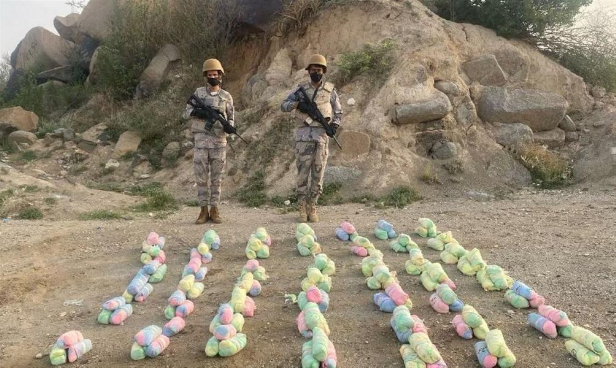 إحباط تهريب 400 كجم من القات بجازان.. والإطاحة بمروج "إمفيتامين" بتبوك