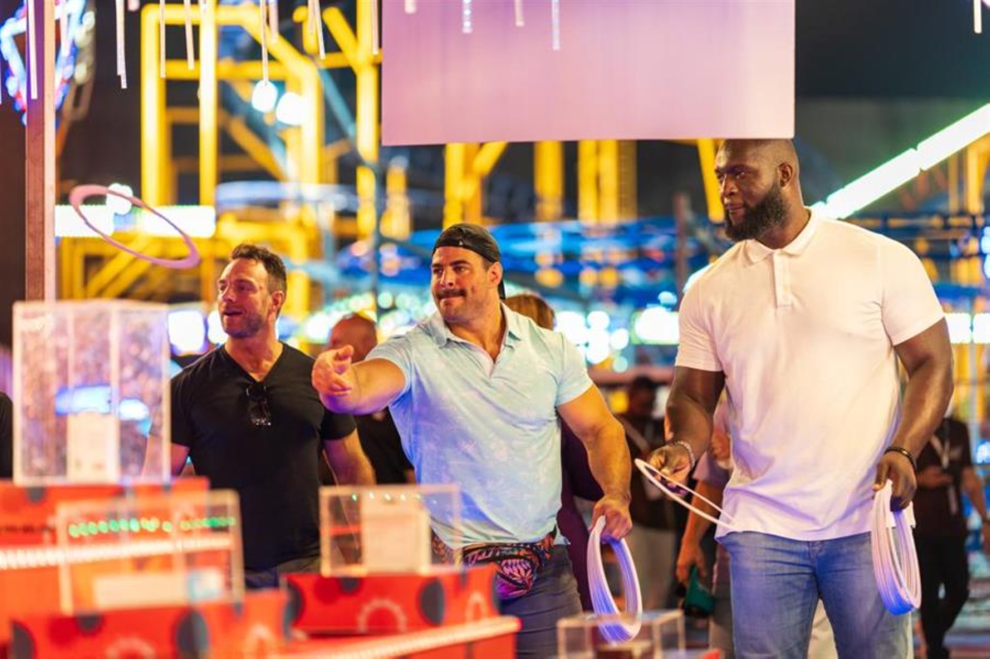 نجوم المصارعة الحرة في WWE يزورون منطقة (سيتي ووك)