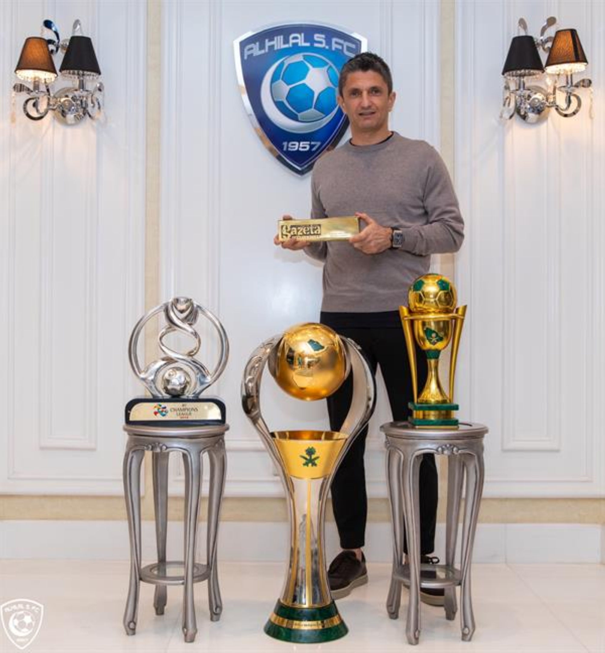 الأهلي يفاوض مدرب الهلال الأسبق