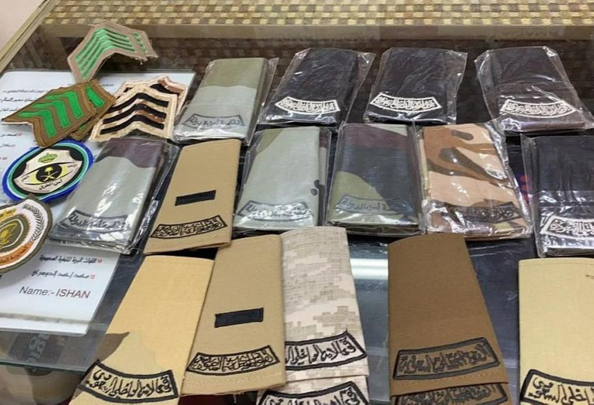 بدلٌ ورتبٌ عسكرية بمحلات الرياض في "قبضة الأمن"