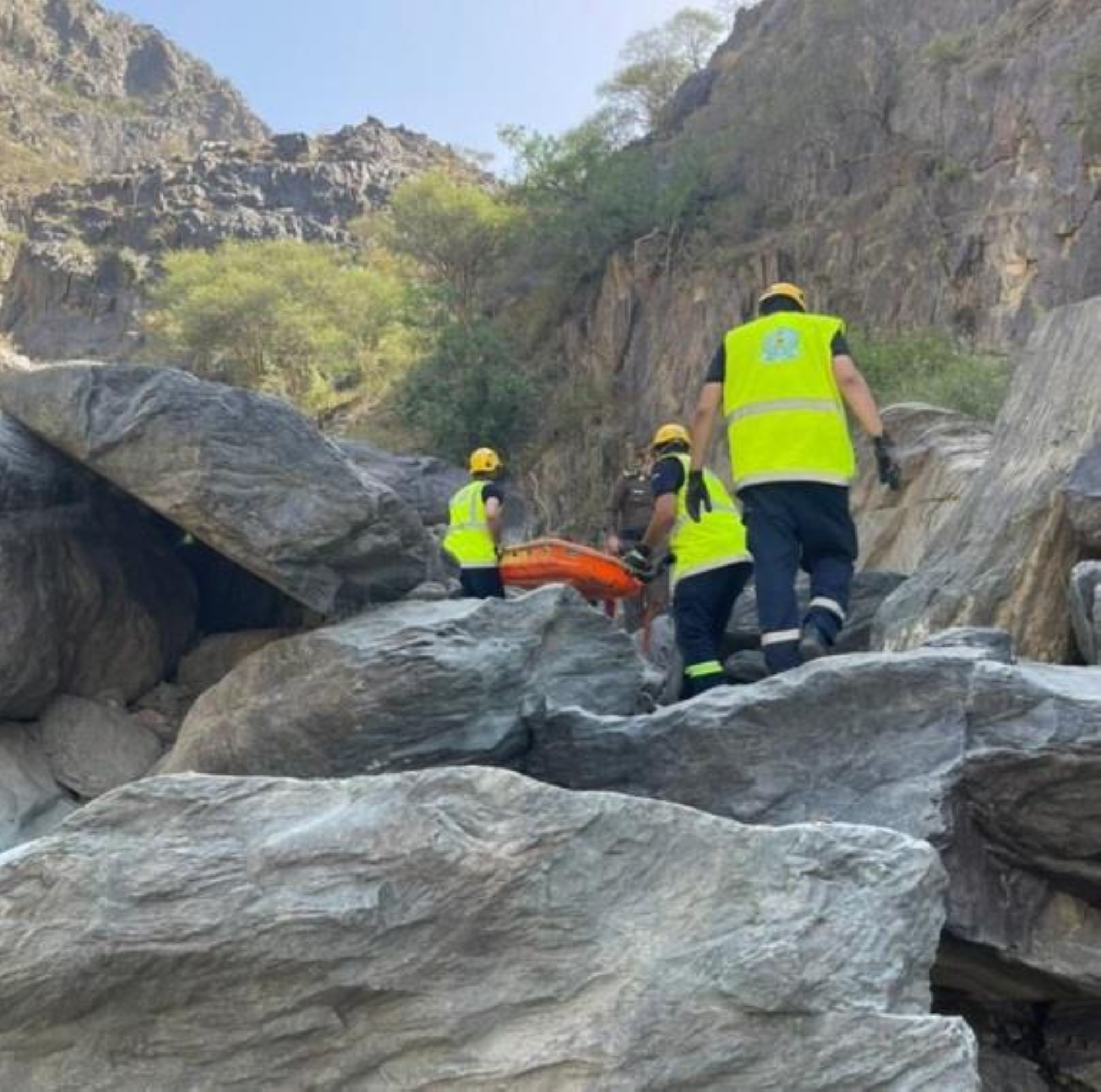 "الدفاع المدني" ينتشل غـريقًا وينقذ آخر سقط من منحدر جبلي