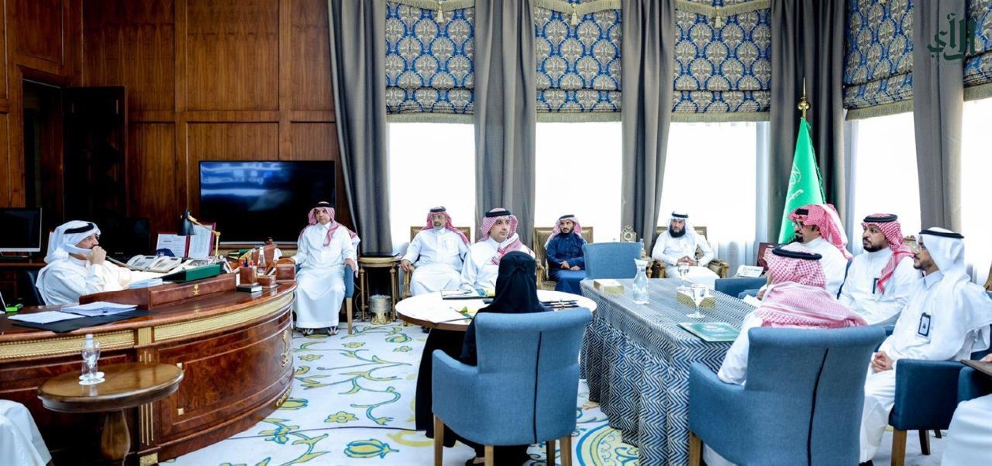أمير عسير يعفو عن أحد السجناء ويكرم ممارساً صحياً