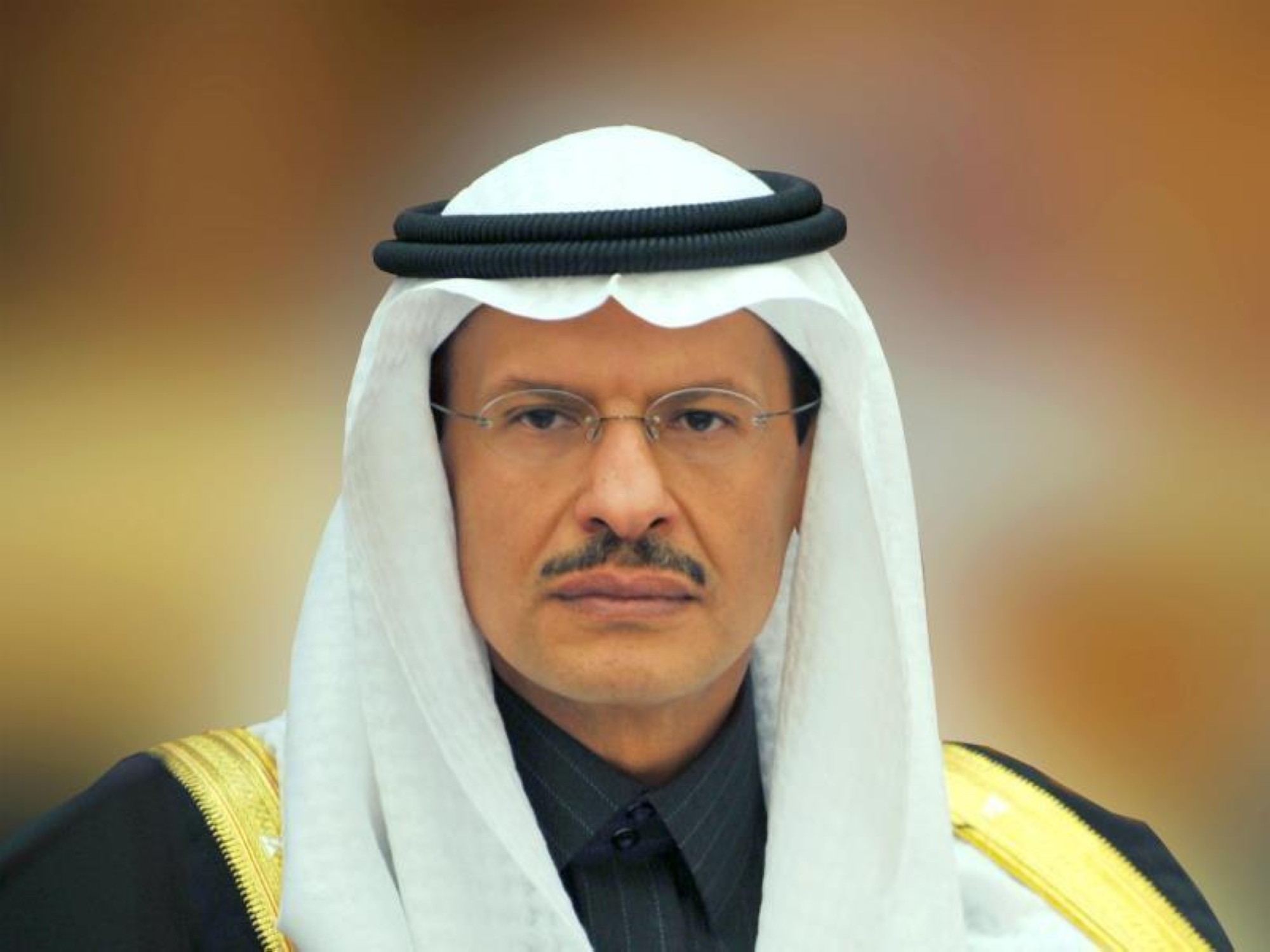 رجل "الطاقة الأقوى" يفاجئ مراسلة أجنبية: "تمتعوا بعطلة نهاية الأسبوع"
