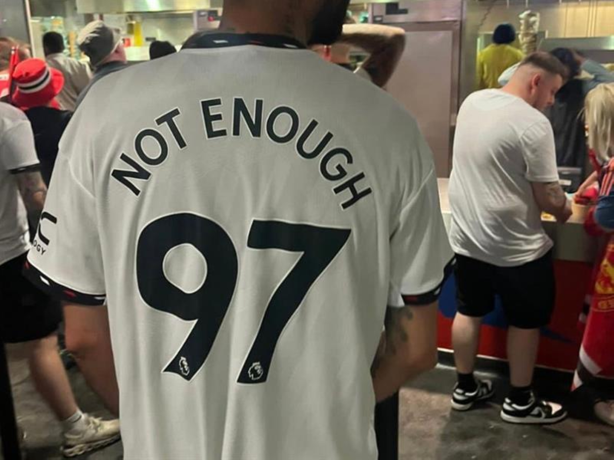 خلال نهائي الكأس.. شعار "97" يتسبب في اعتقال مشجع بإنجلترا