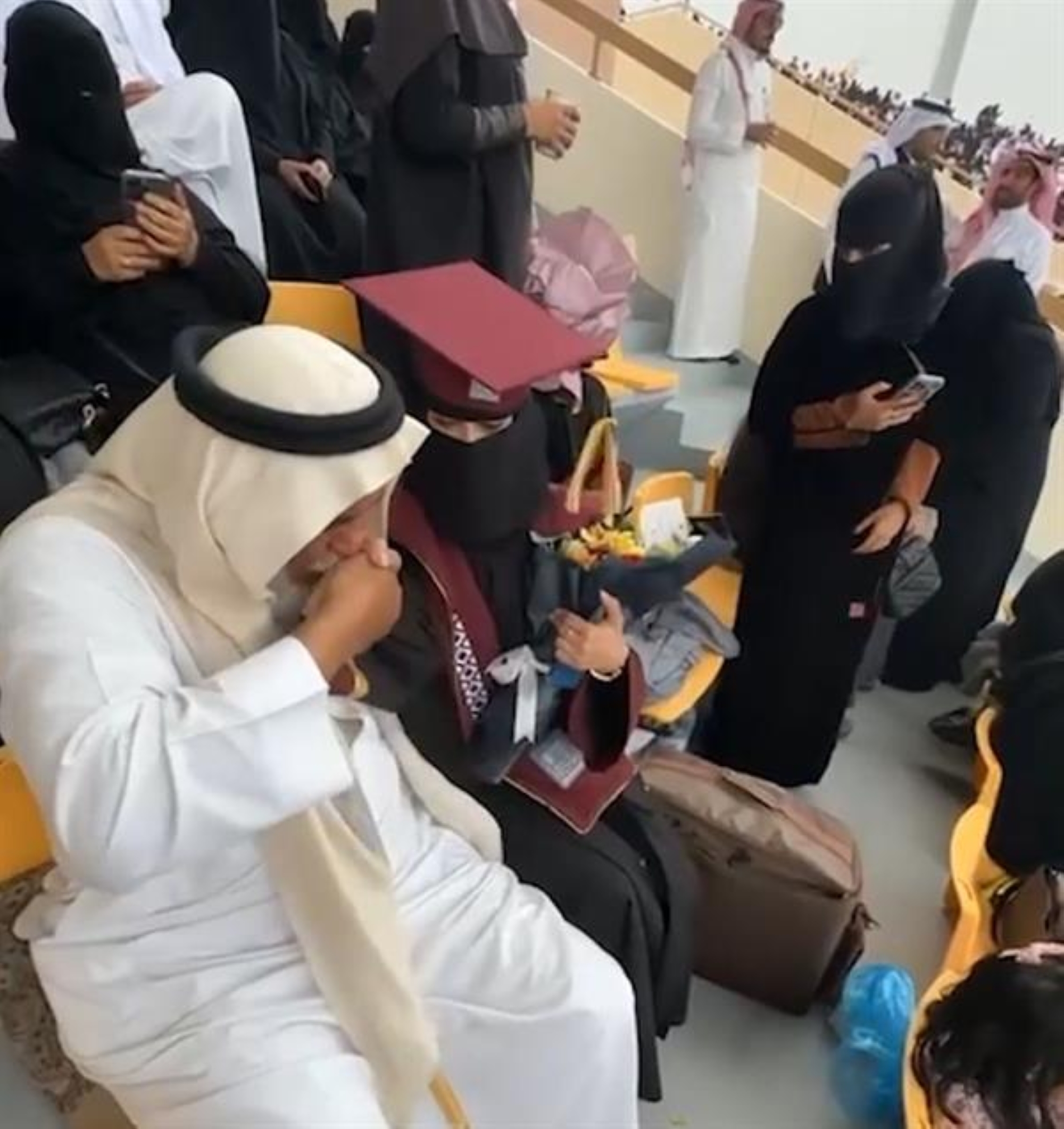 فرحة وبكاء أب بتخرج ابنته.. يعيدان لذاكرته قصة احتضانها قبل 22 عاماً