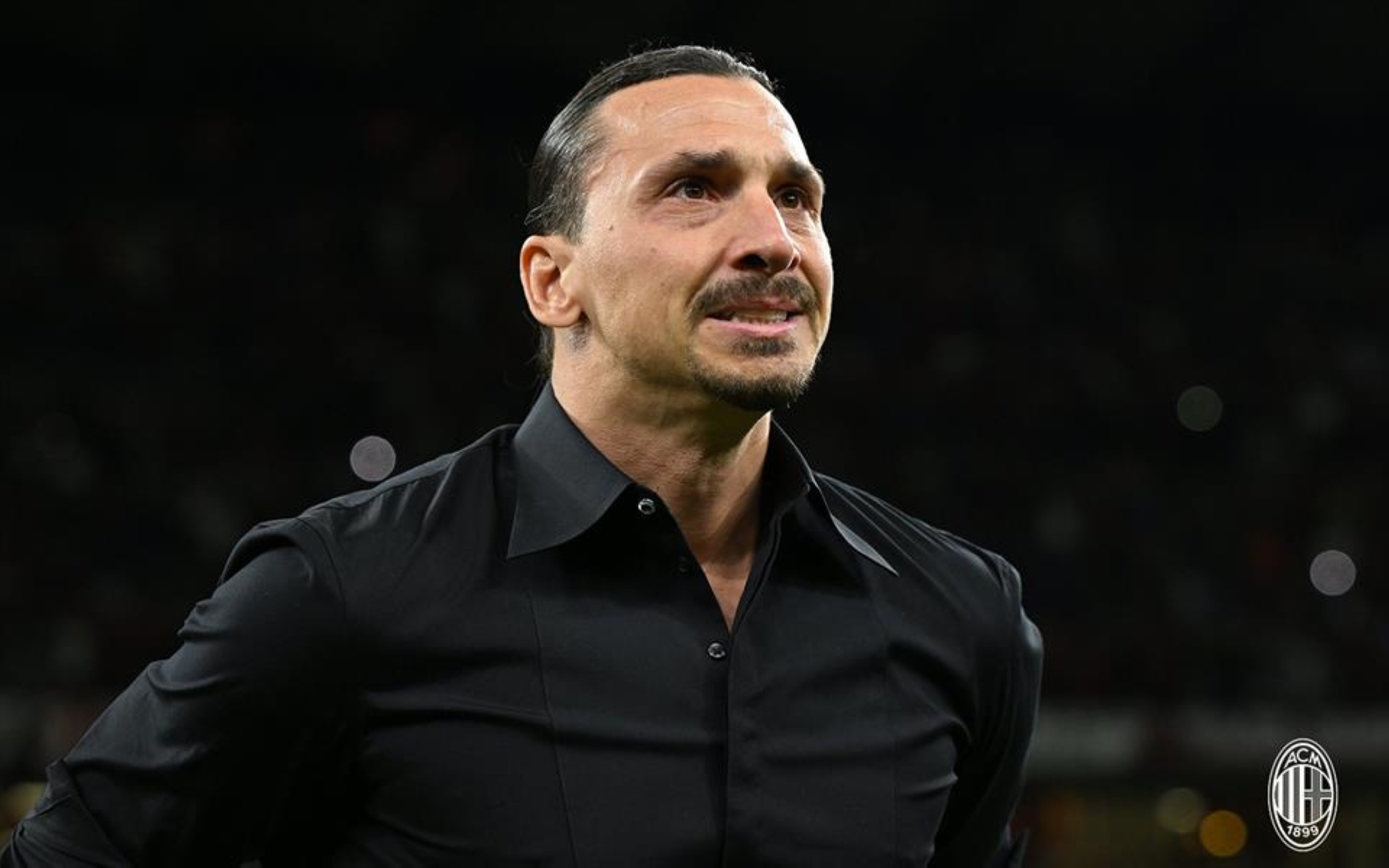 بالدموع.. إبراهيموفيتش يعلن اعتزاله (فيديو)