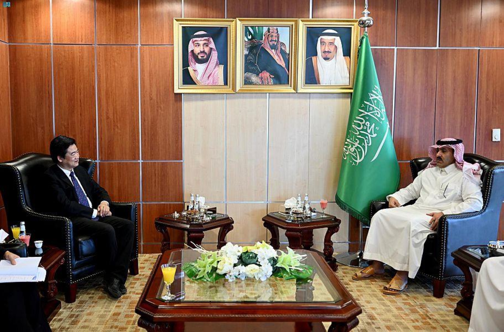 السفير آل جابر يلتقي القائم بأعمال السفارة الصينية لدى اليمن