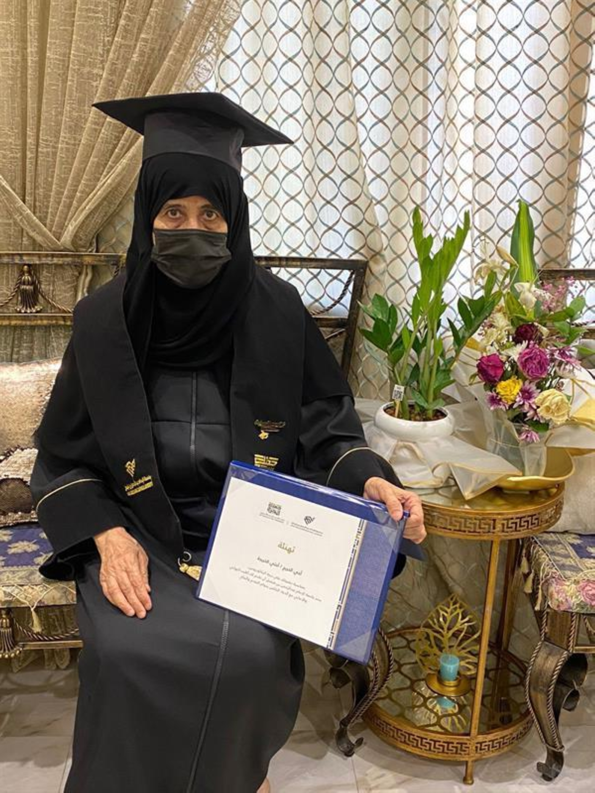 بعمر الـ 70.. سلوى العماني تتوج رحلتها الجامعية بالتخرج