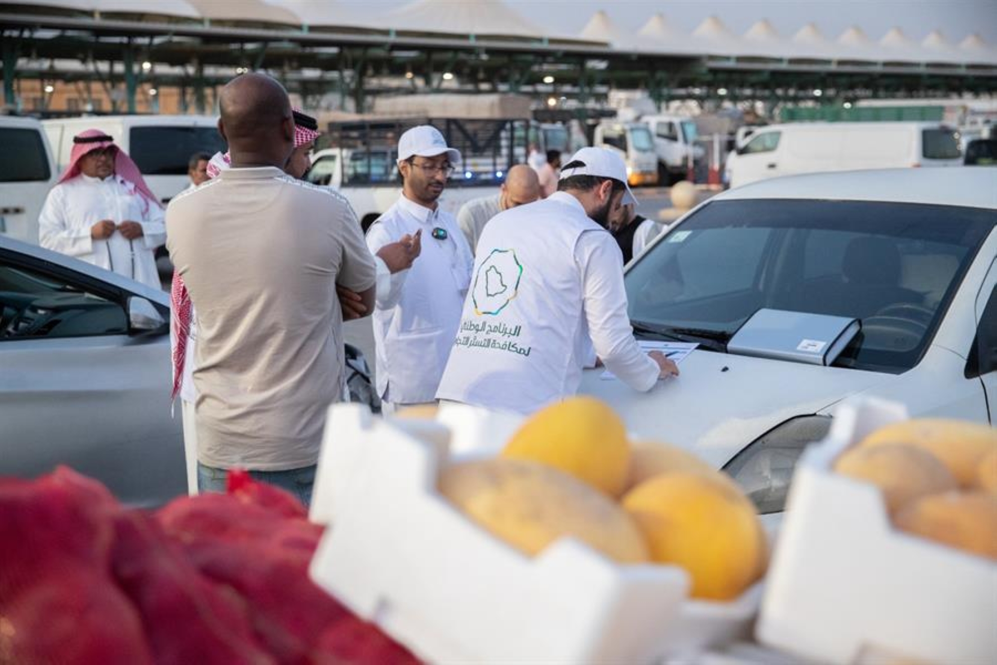 ضبط حالات اشتباه تستر.. و158 مخالفة بسوق "العزيزية للخضار"