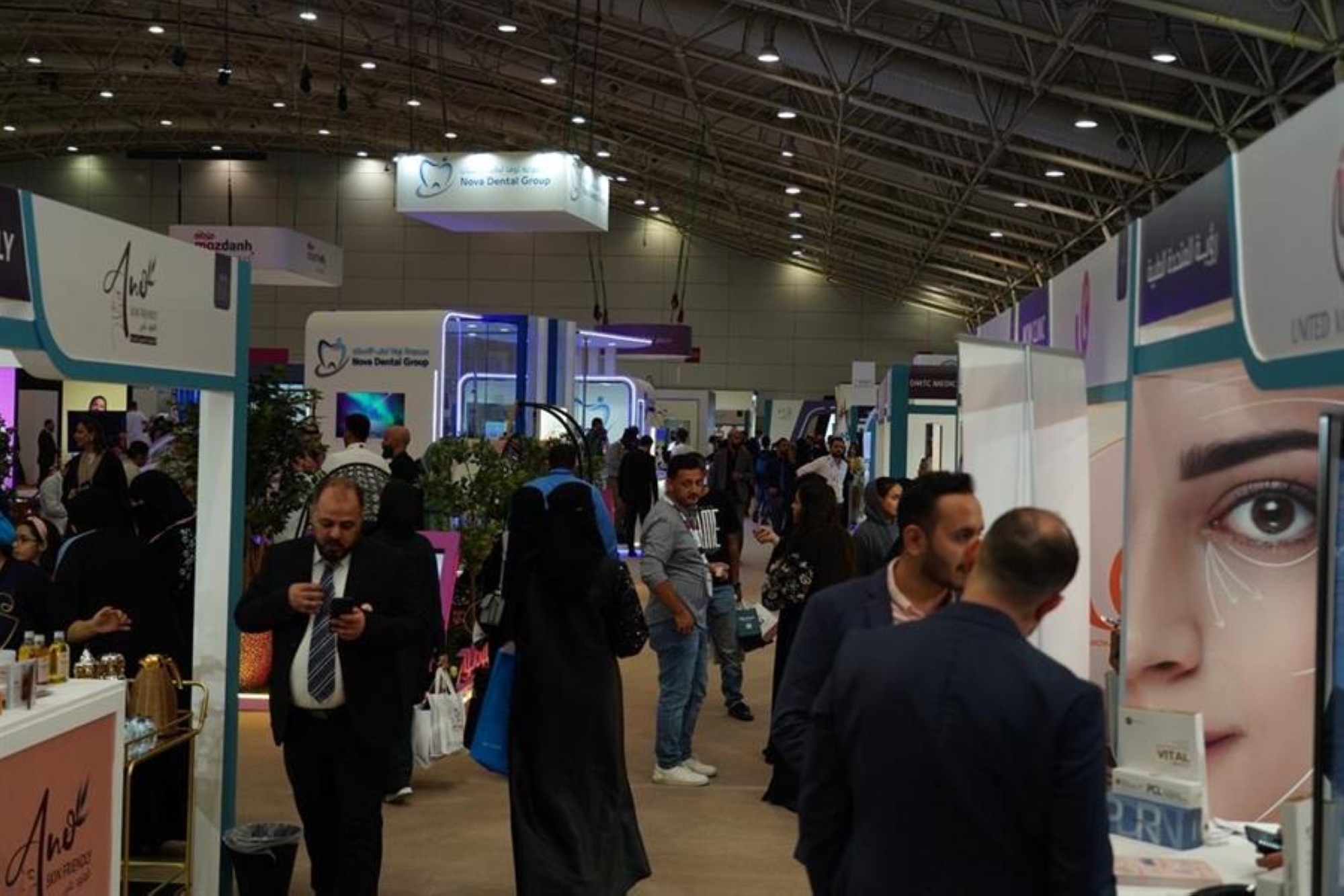 سعوديات يُهرولن لـ"المرآة السحرية" بحثاً عن الجمال