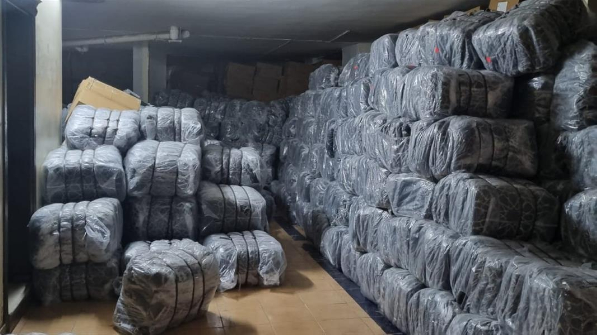 ضبط مستودع مخالف لتخزين السجاد بمكة