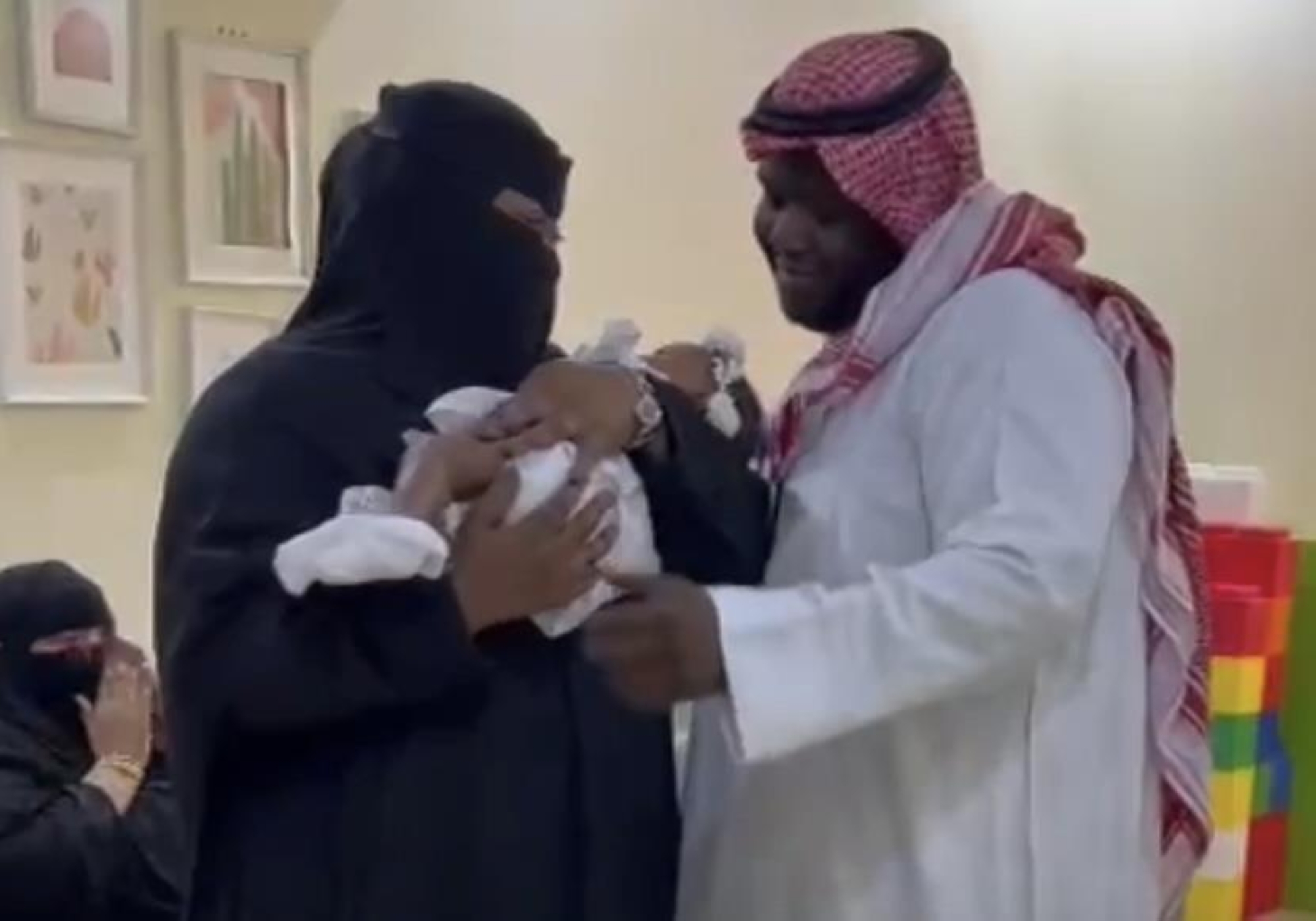 لم يرزقا بأطفال.. المحضونة "نوف" تضيء حياة "ناهد" وزوجها