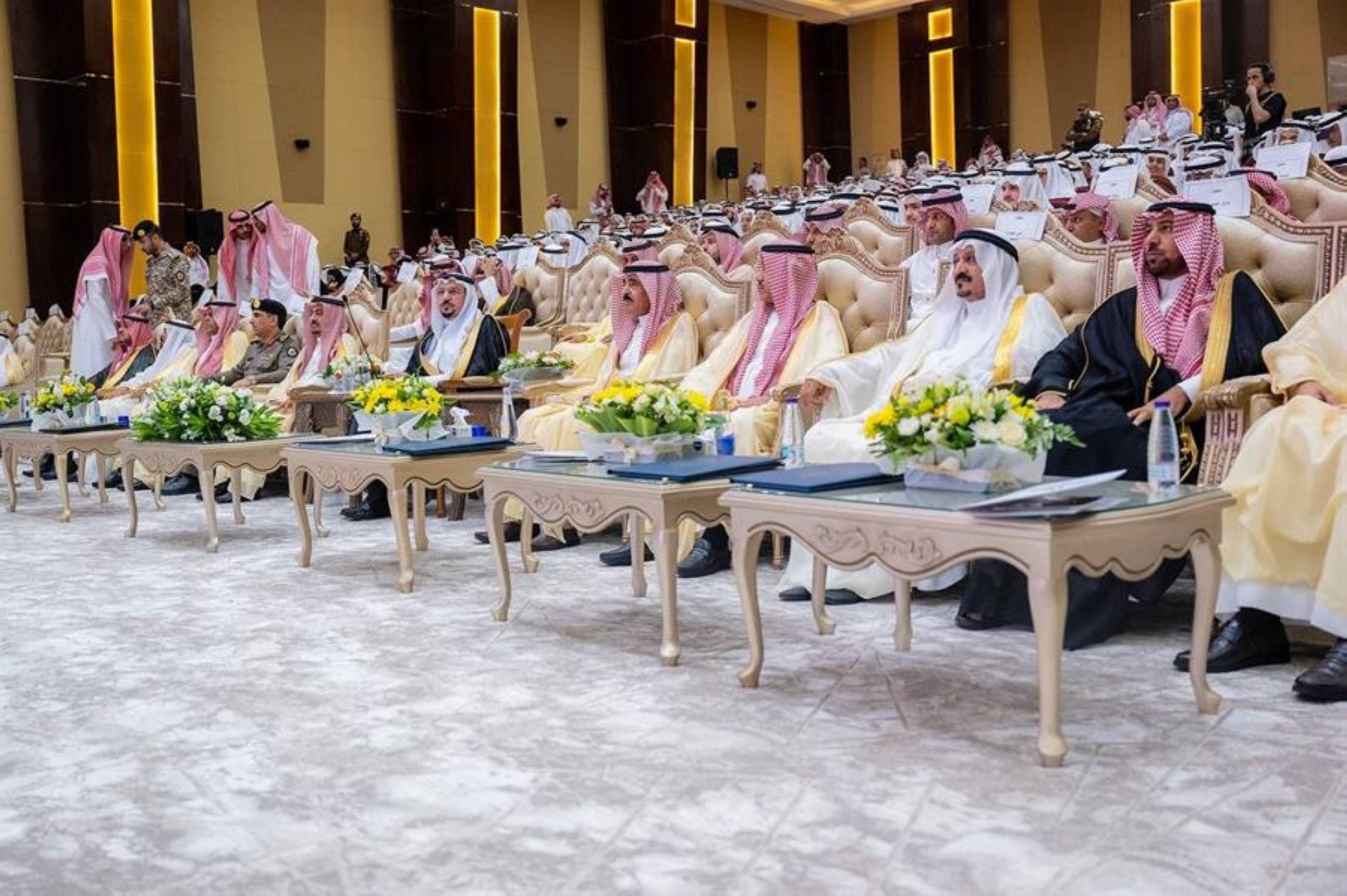 أمير القصيم : رجال الأعمال في بلادنا يتنافسون على تكريم المتفوقين