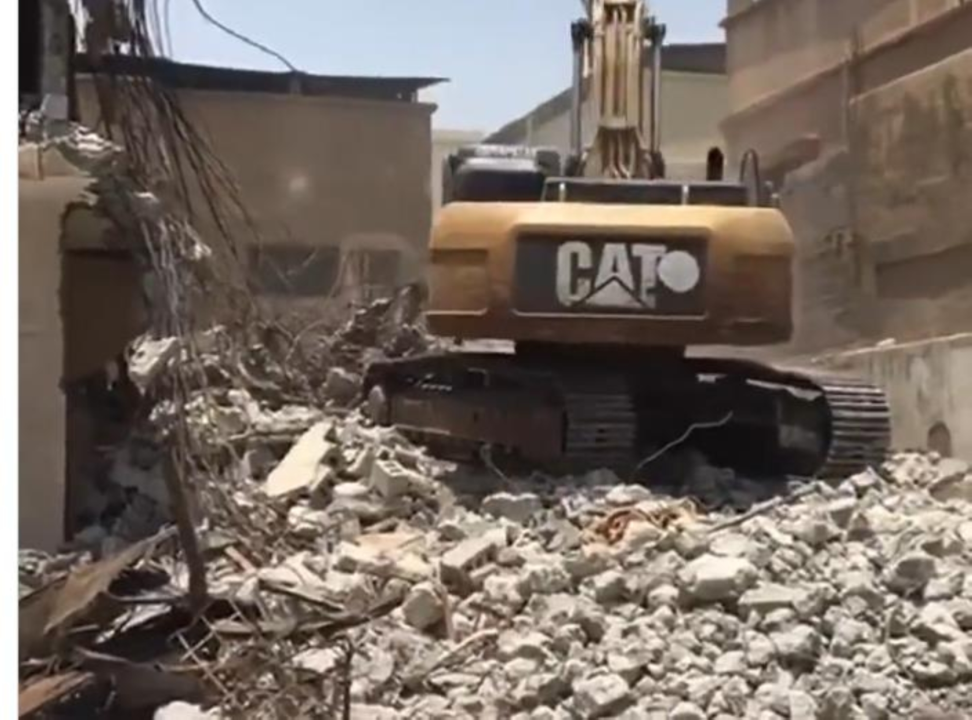 إزالة مبنى مهجور آيل للسقوط بالدمام