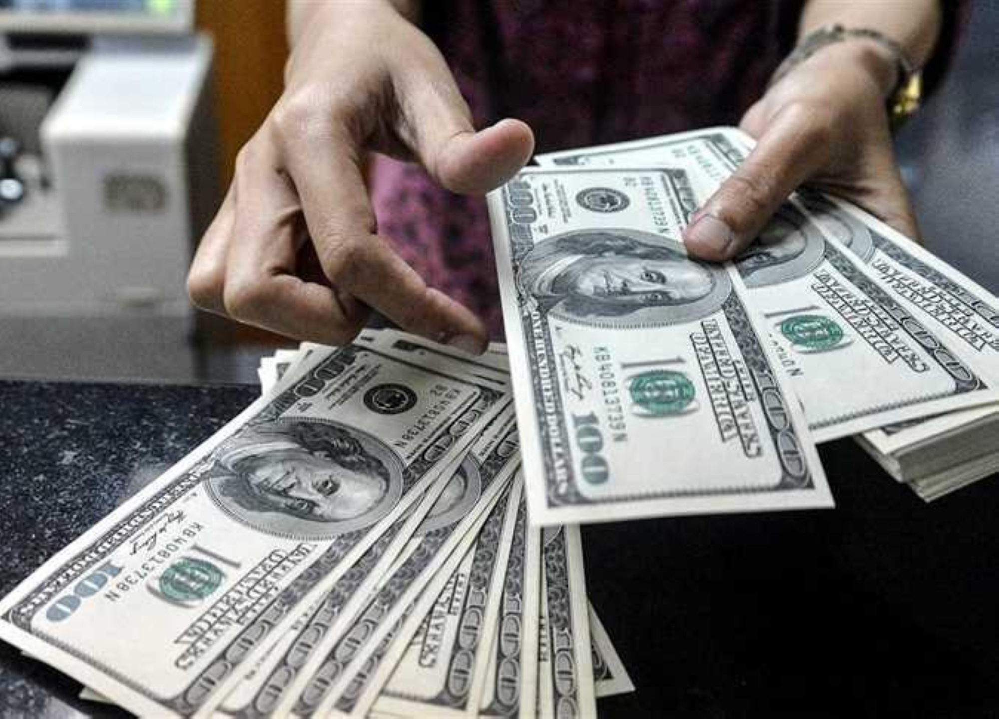 الدولار يتراجع وسط توقعات بعدم رفع الفائدة