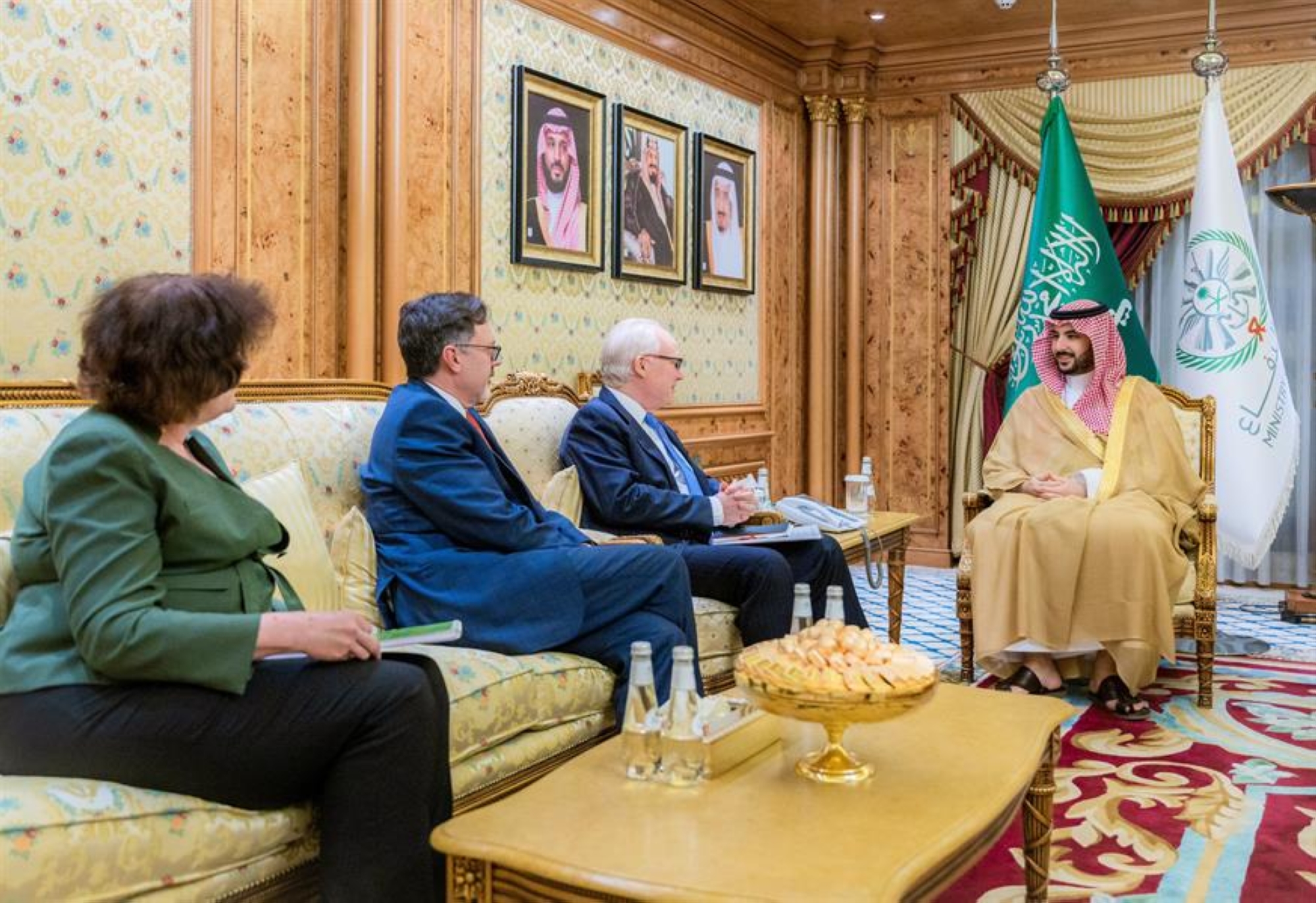 وزير الدفاع يبحث مع المبعوث الأمريكي لليمن التوصل لحلّ سياسي للأزمة اليمنية