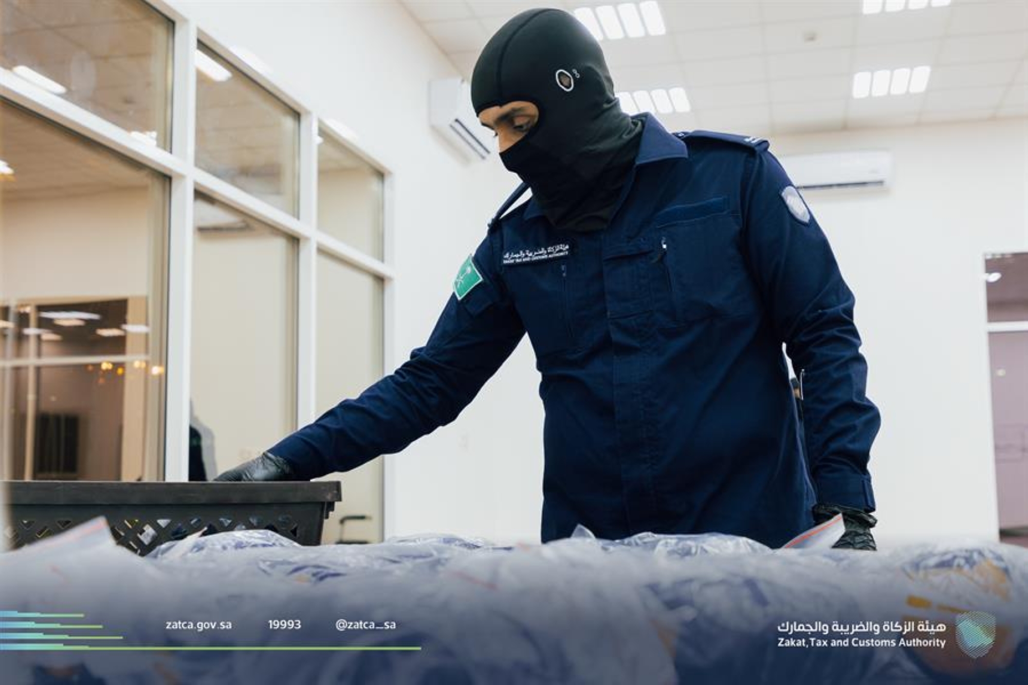 إحباط تهريب 12 كجم من "الشبو".. والإطاحة بمستقبليها