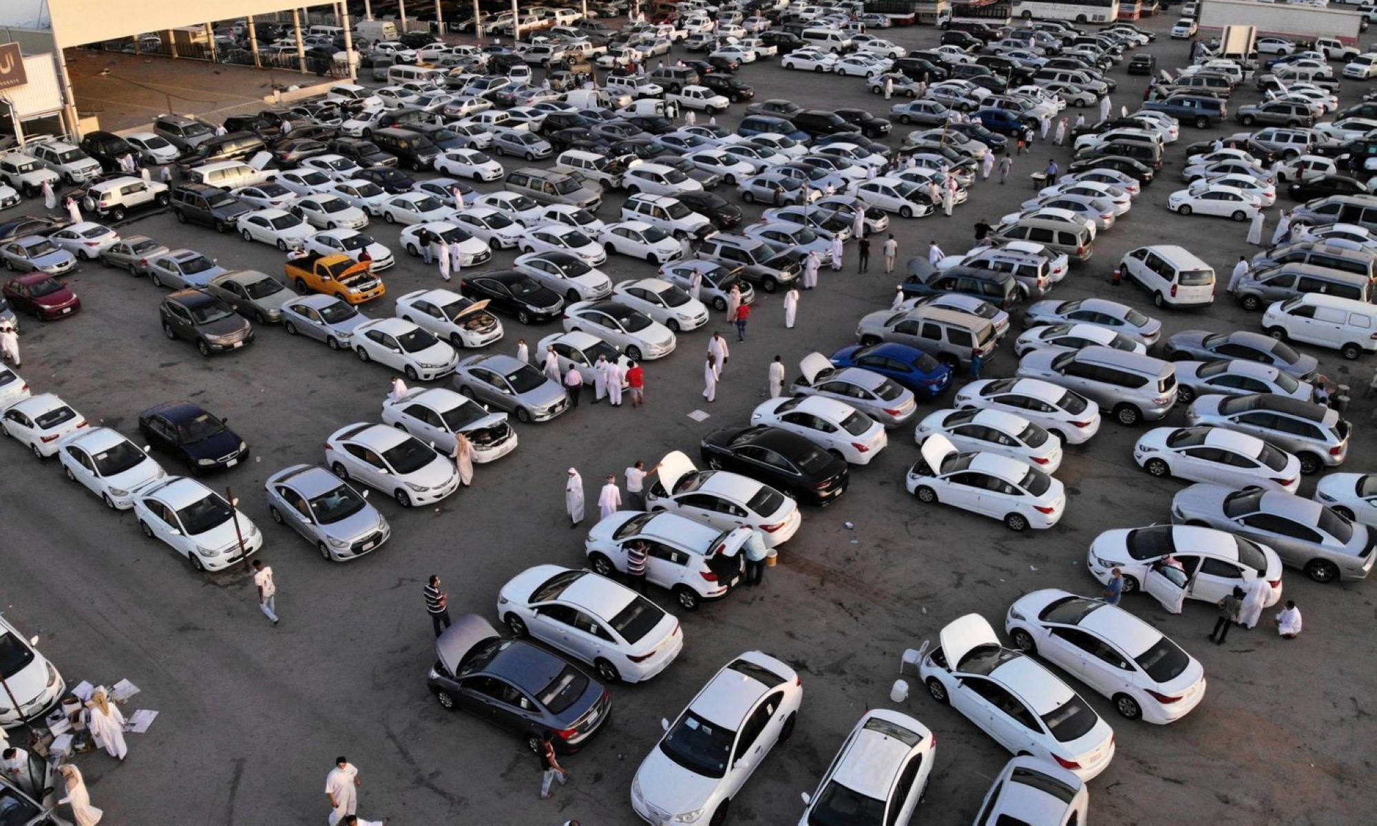 ضريبة السيارات.. تخفض "الأسعار" وتزيد "التخوفات"