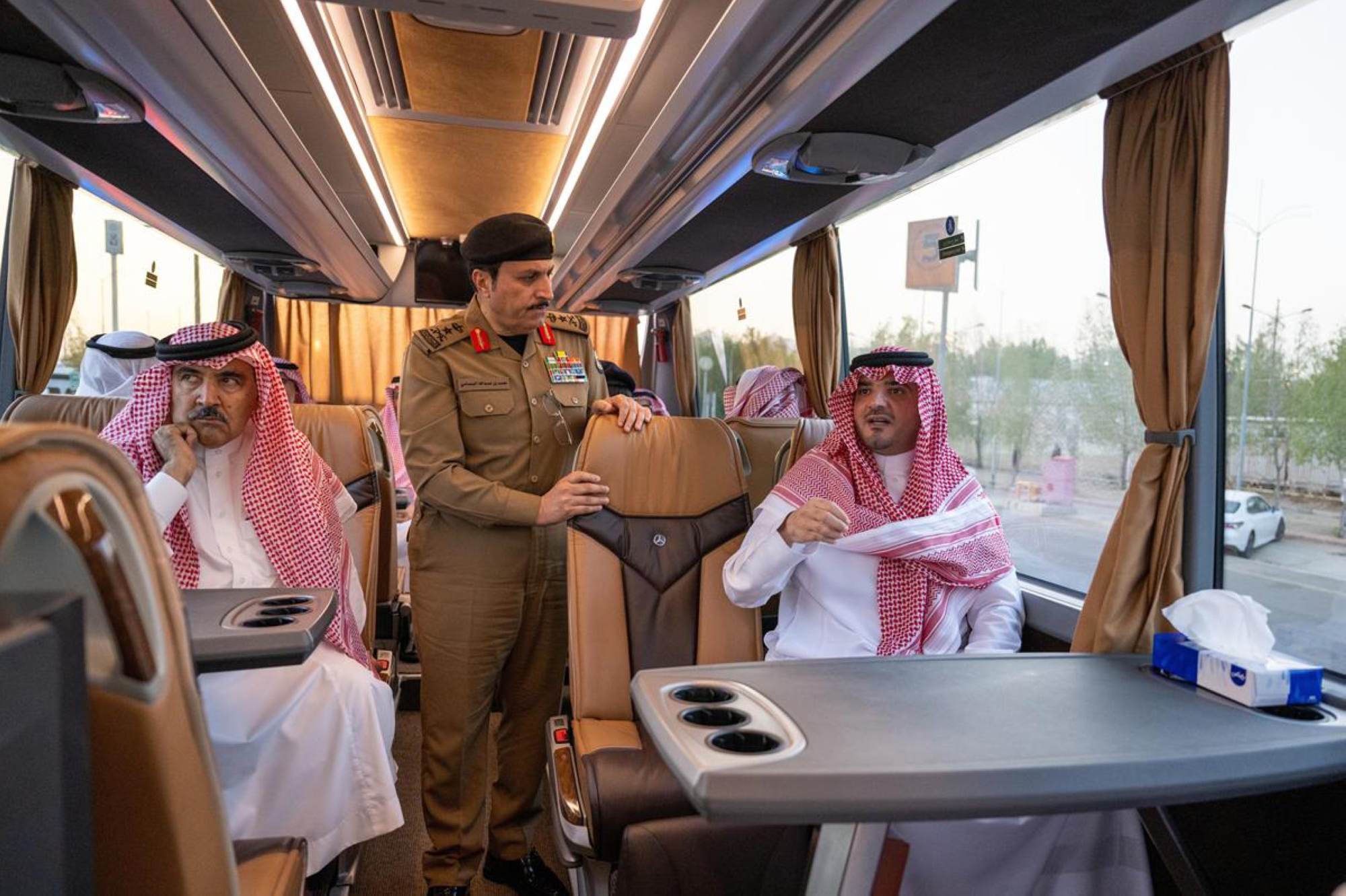 "عبد العزيز بن سعود" يقف على مشاريع "المشاعر"