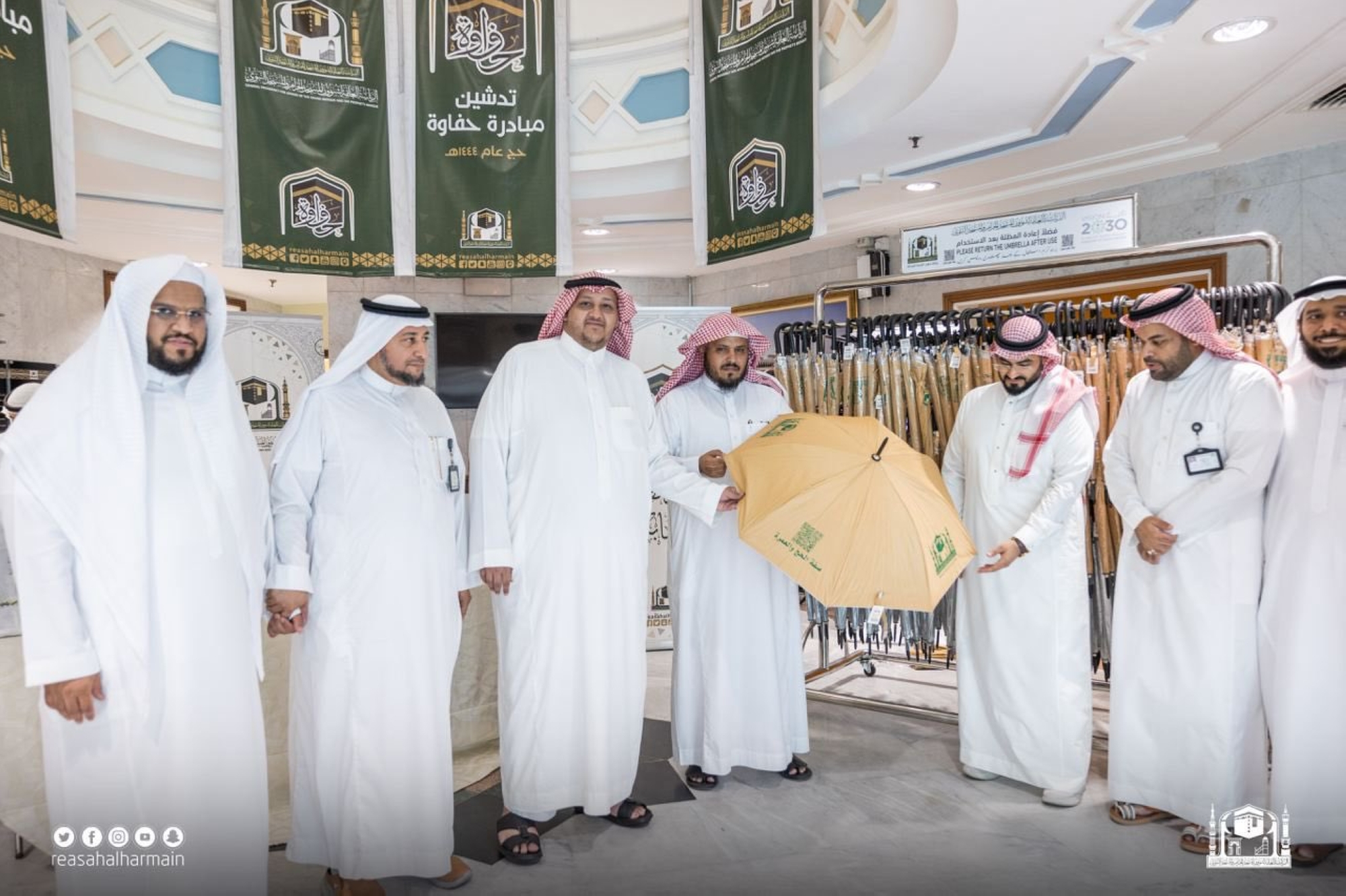 "مظلة الباركود".. التعليمات بأيدي الحجاج "رقمية"