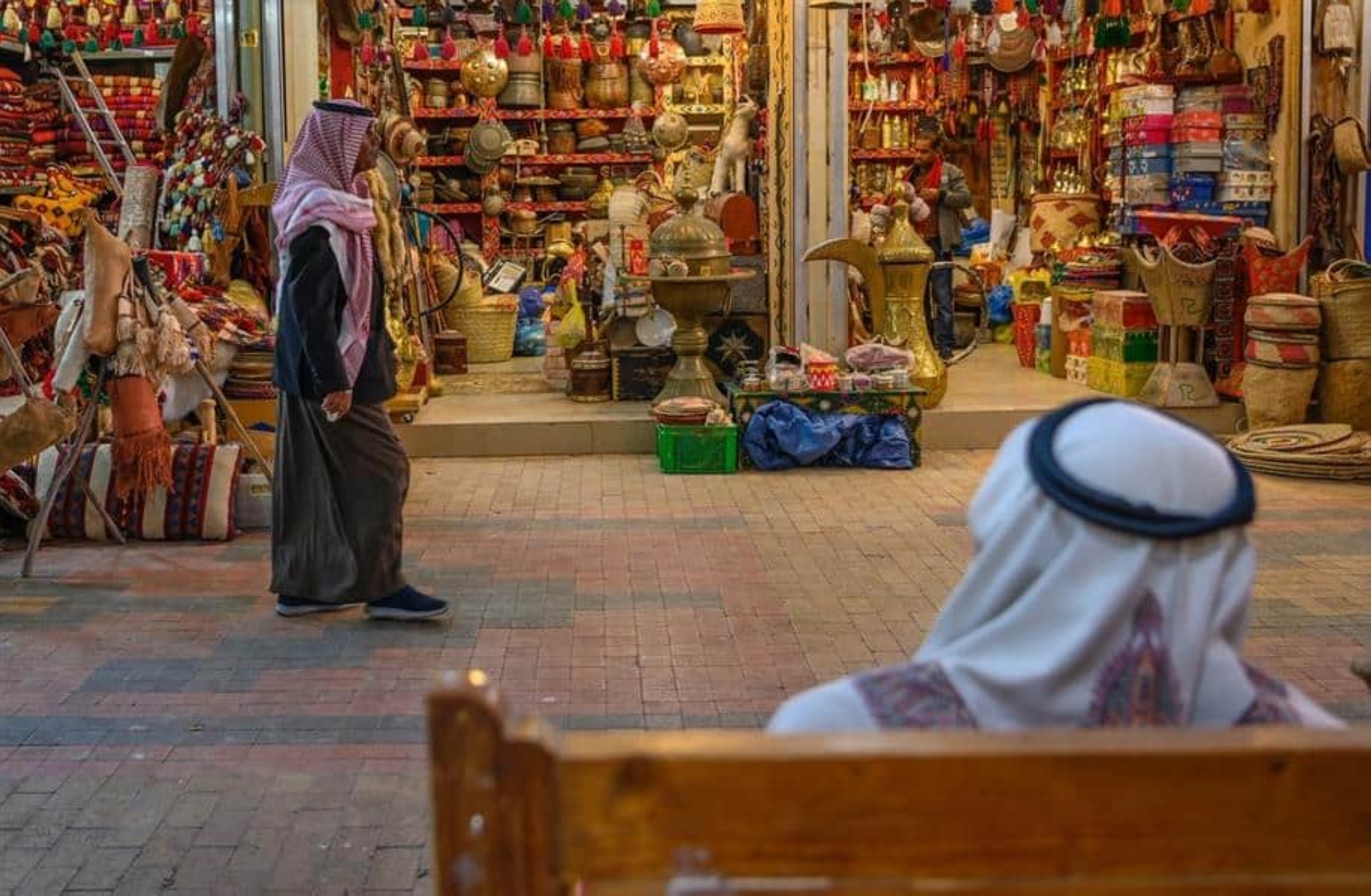 سوق الزل.. نافذة "التاريخ" بعد قرنٍ من "النور"