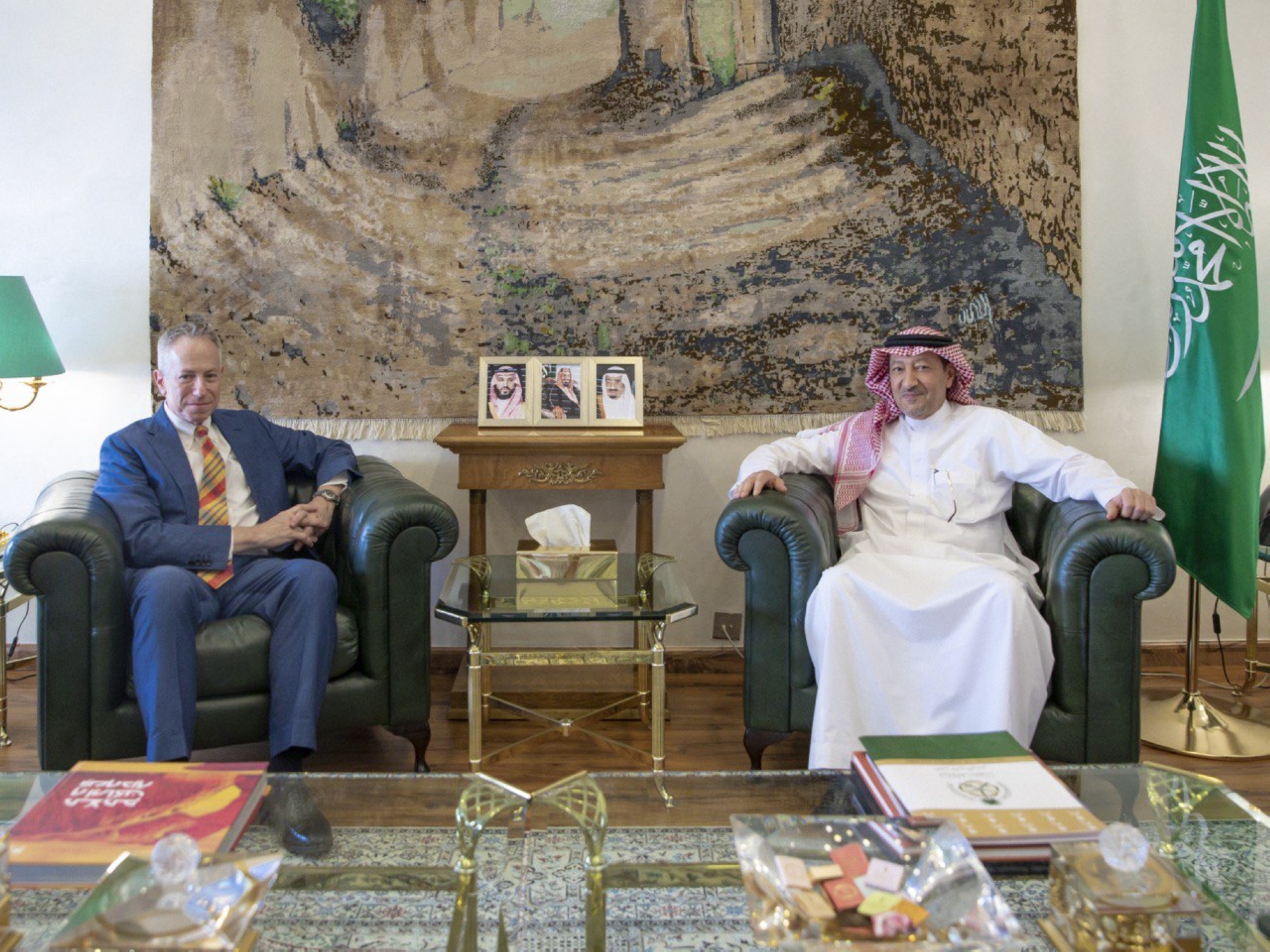 "الخريجي" والسفير الأمريكي يبحثان تعزيز التعاون