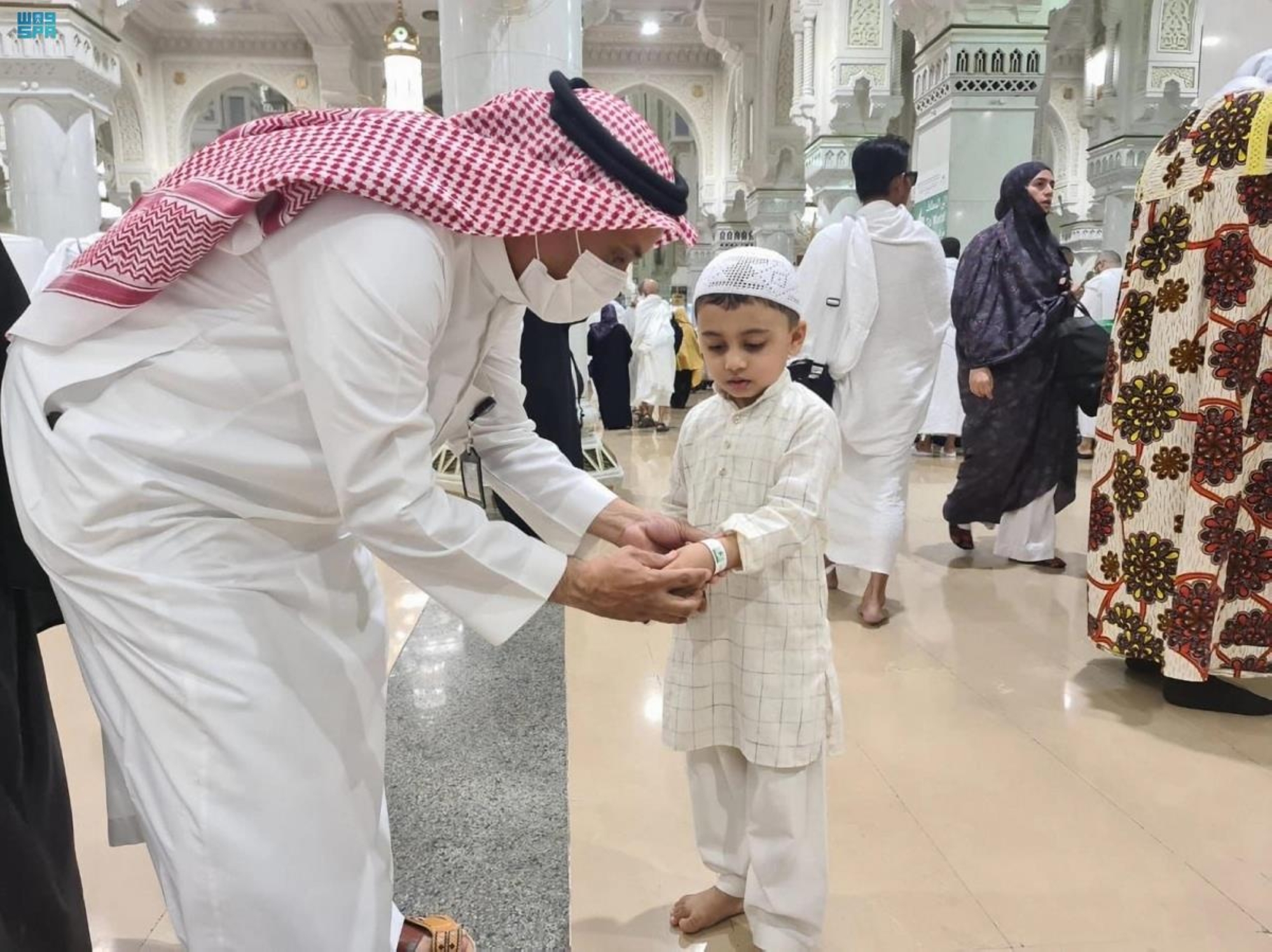 توزيع أساور "الزائر الصغير"