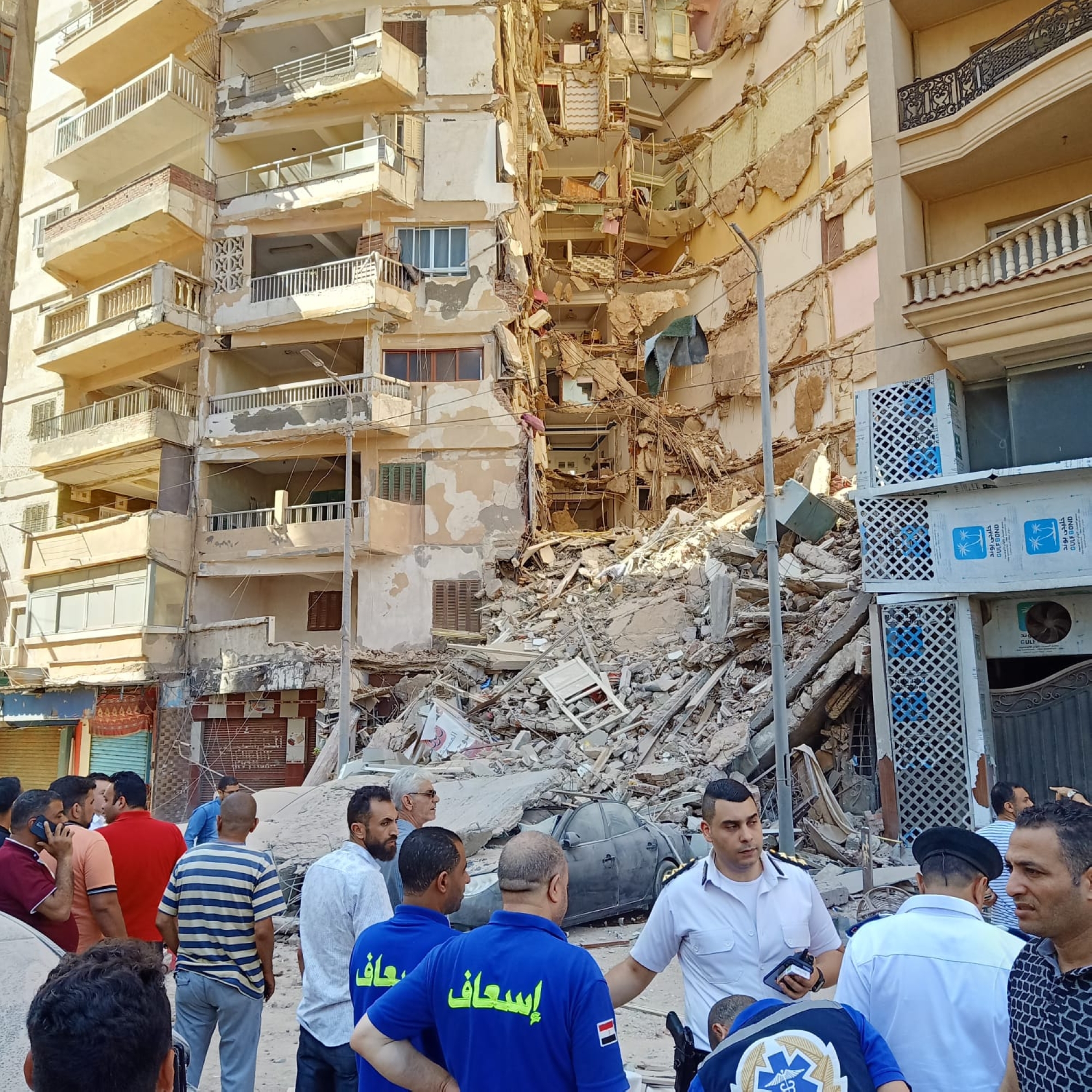 "محتجزون" تحت أنقاض مبنى منهار بـ"الإسكندرية"
