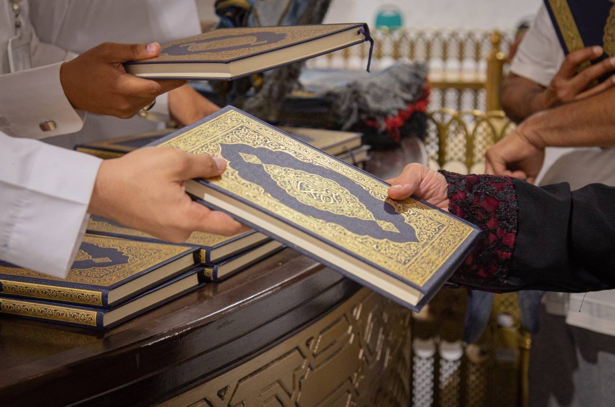 "الحرمين" تودع الحجاج بـ"مصحف"