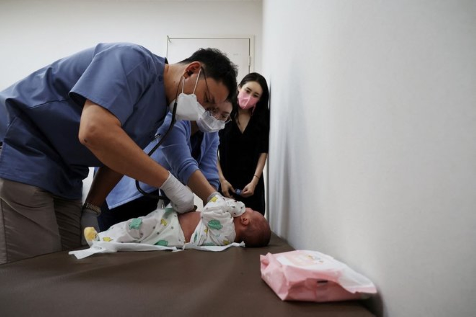 انخفاض المواليد بكوريا يدفع الأطباء لتجنب تخصص الأطفال