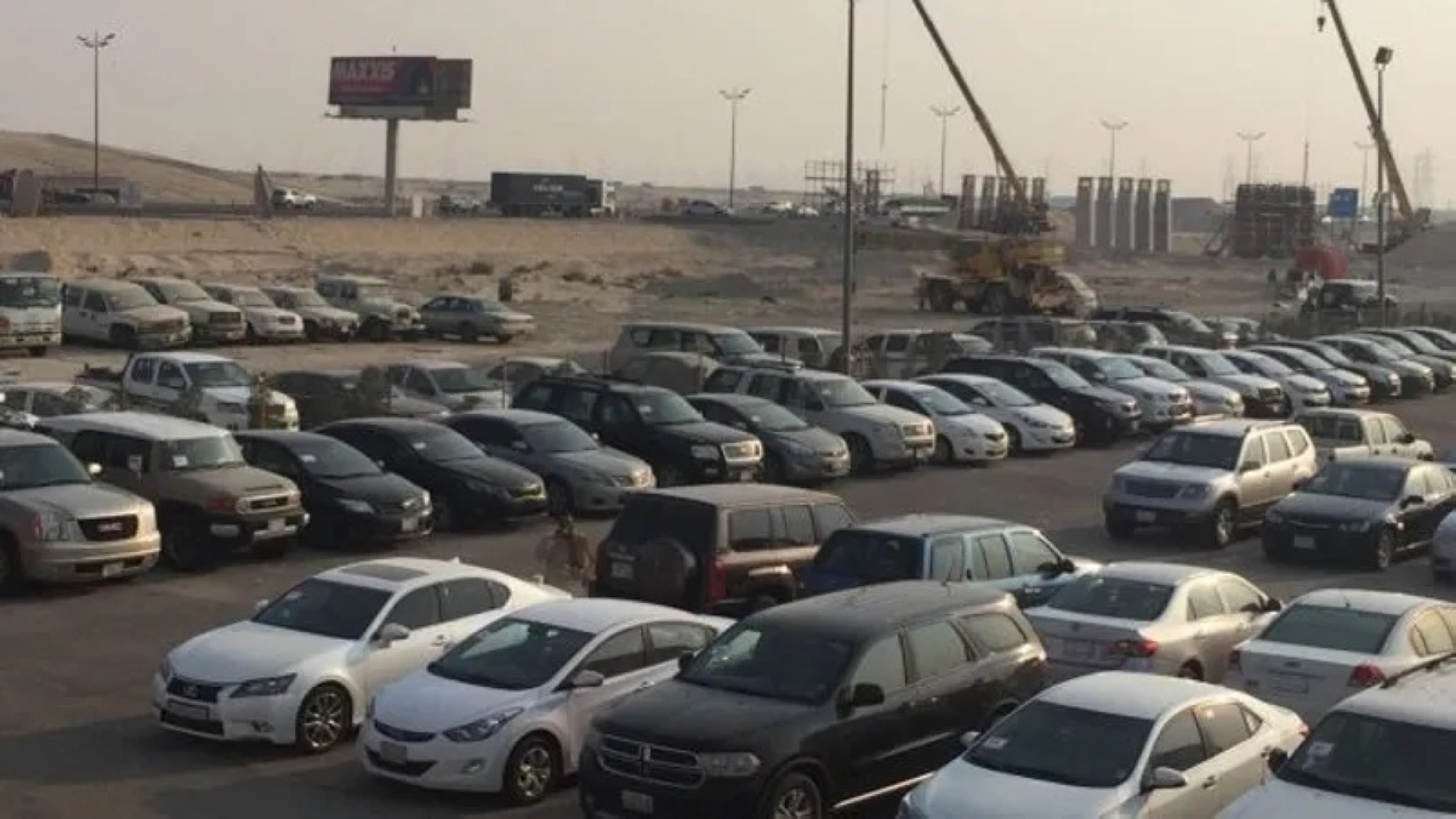 مزاد لبيع بضائع وسيارات بجسر الملك فهد