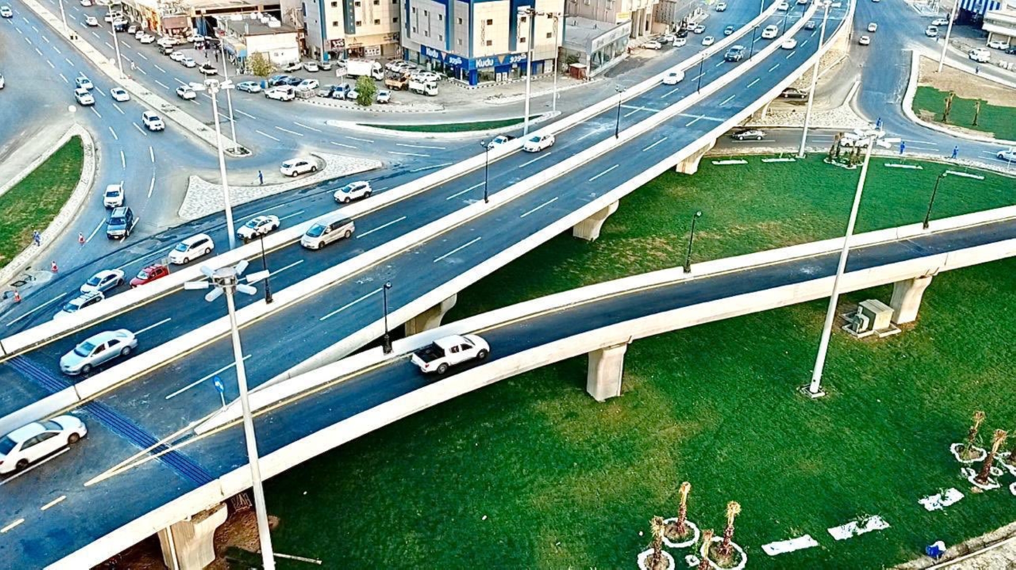 سقوط مركبة من "جسر التوحيد" بجازان