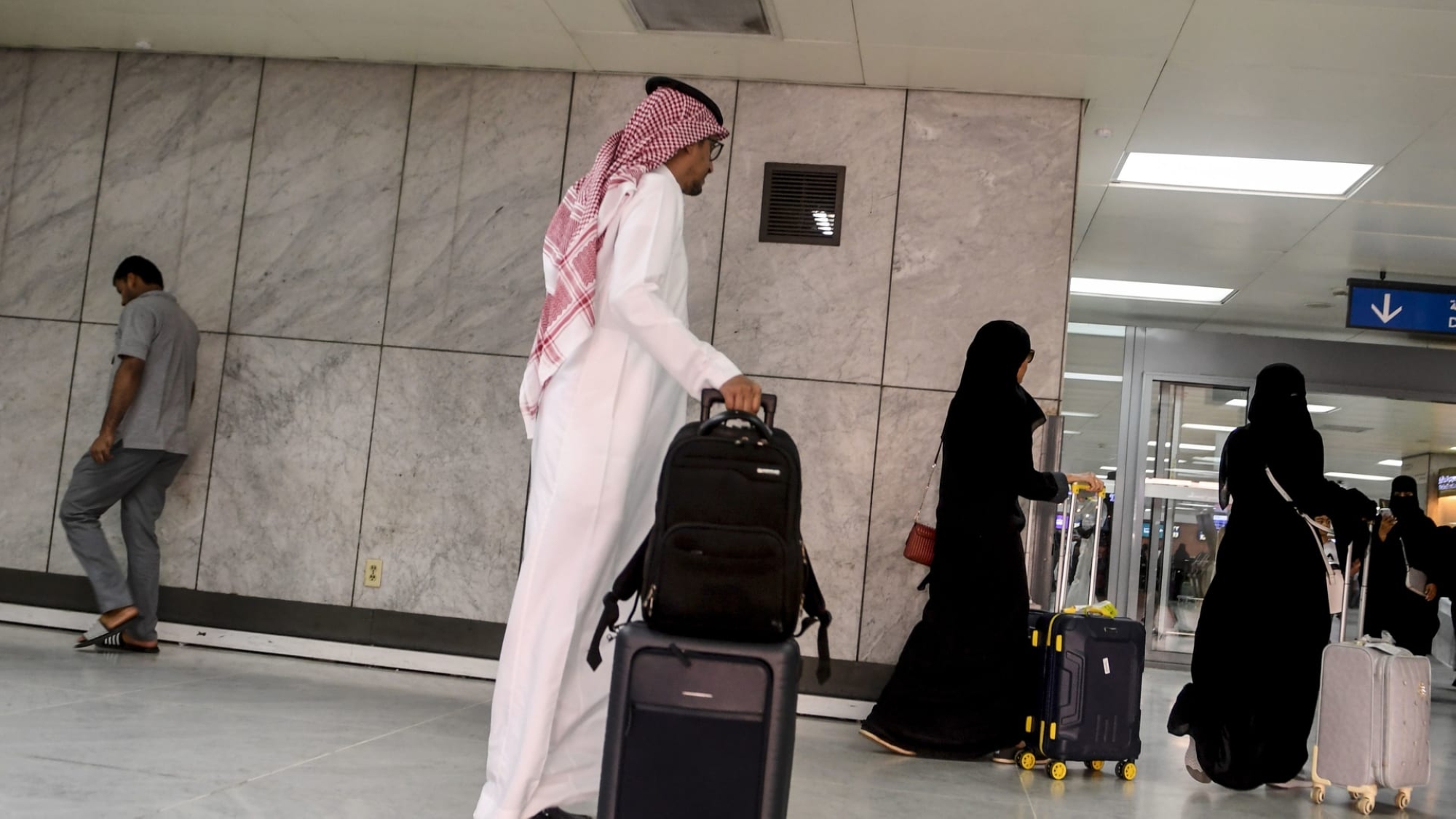 قبل السفر لدول الخليج.. تأكد من سلامة "الهوية الوطنية"