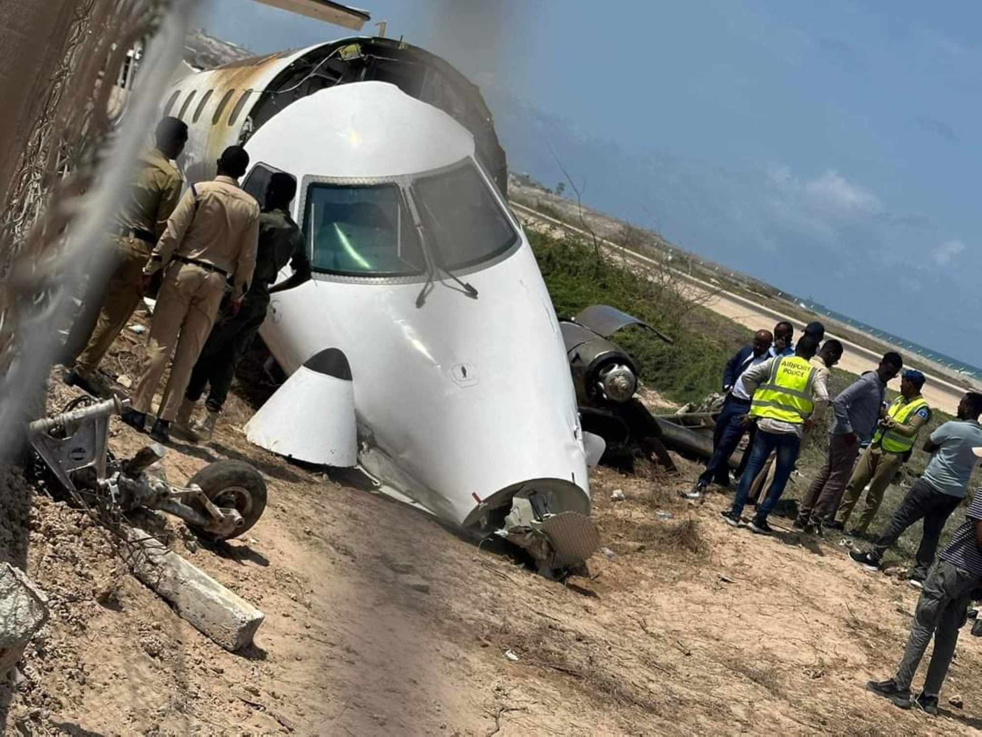 تحطم طائرة بمطار مقديشو