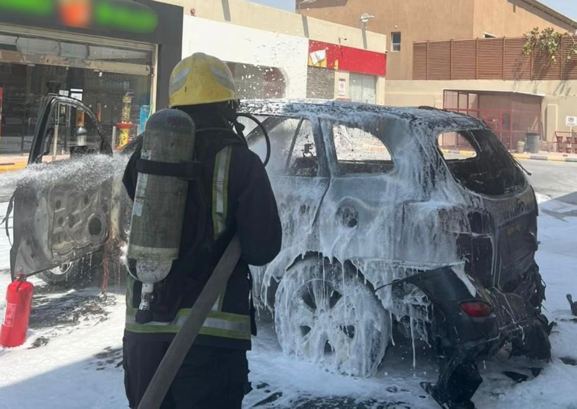 إخماد حريق بمركبة في محطة وقود بالرياض