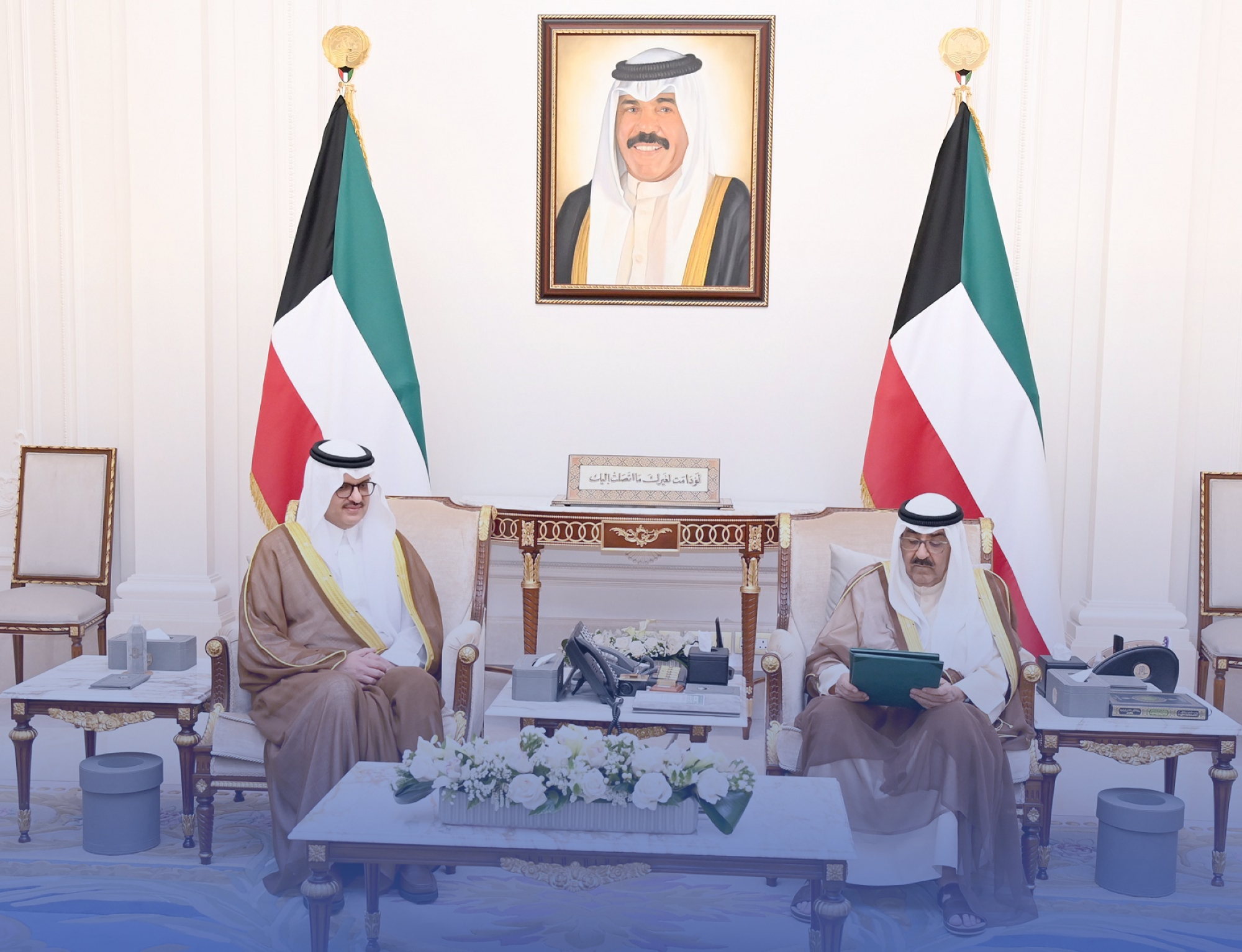 ولي عهد الكويت يتسلم دعوتين من خادم الحرمين