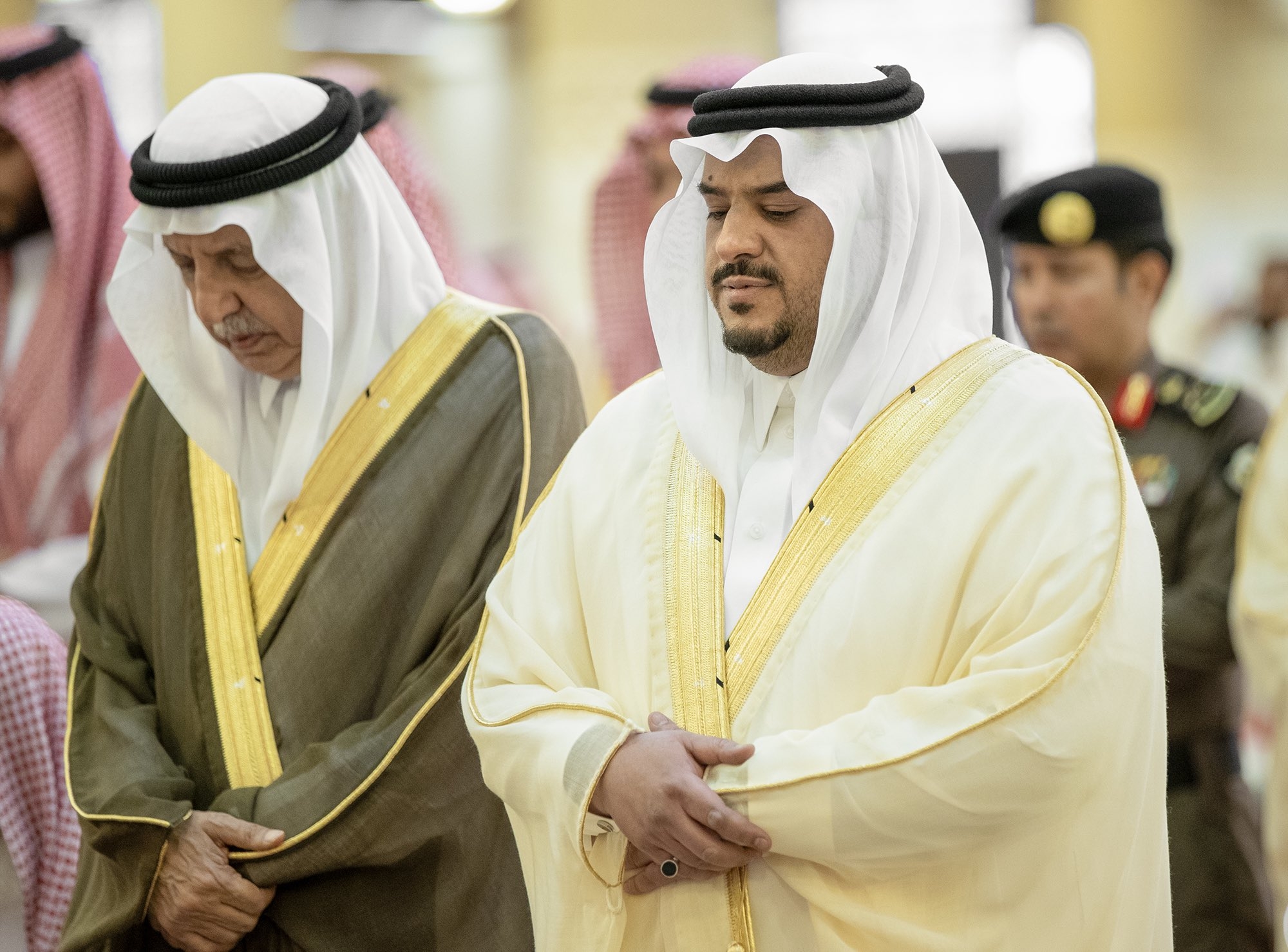 نائب أمير الرياض يؤدي صلاة الميت على حصة بنت عبدالله