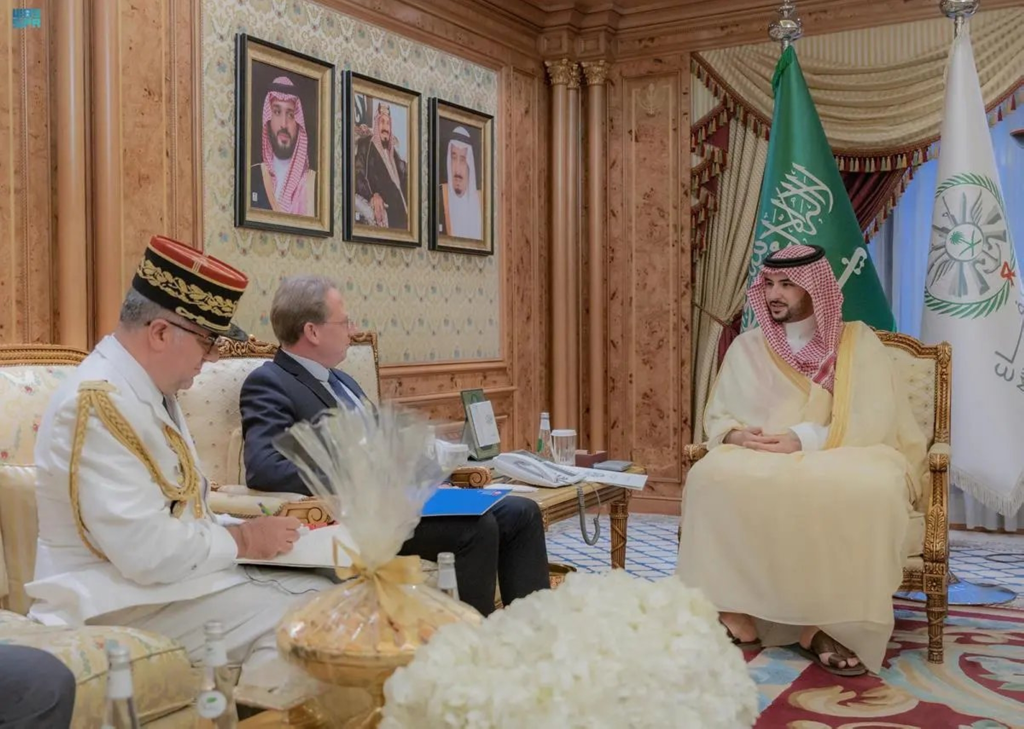 وزير الدفاع يستعرض العلاقات مع لودوفيك