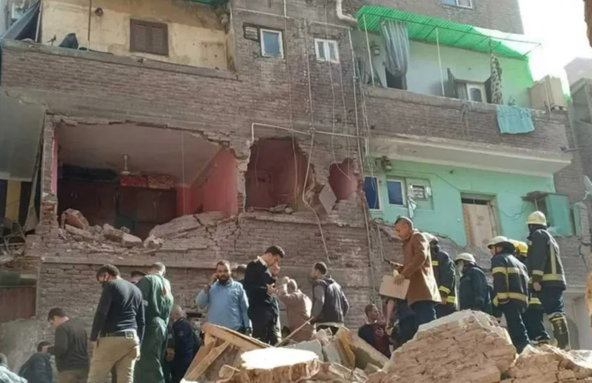 مصرع 5 بانهيار مبنى في القاهرة