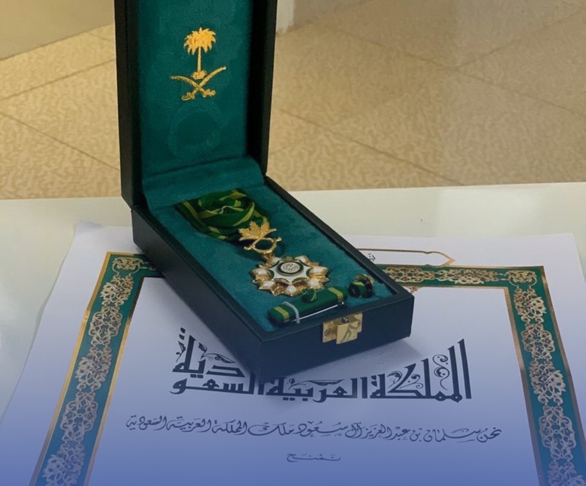 منح وسام المؤسس لـ 100 مواطن ومواطنة