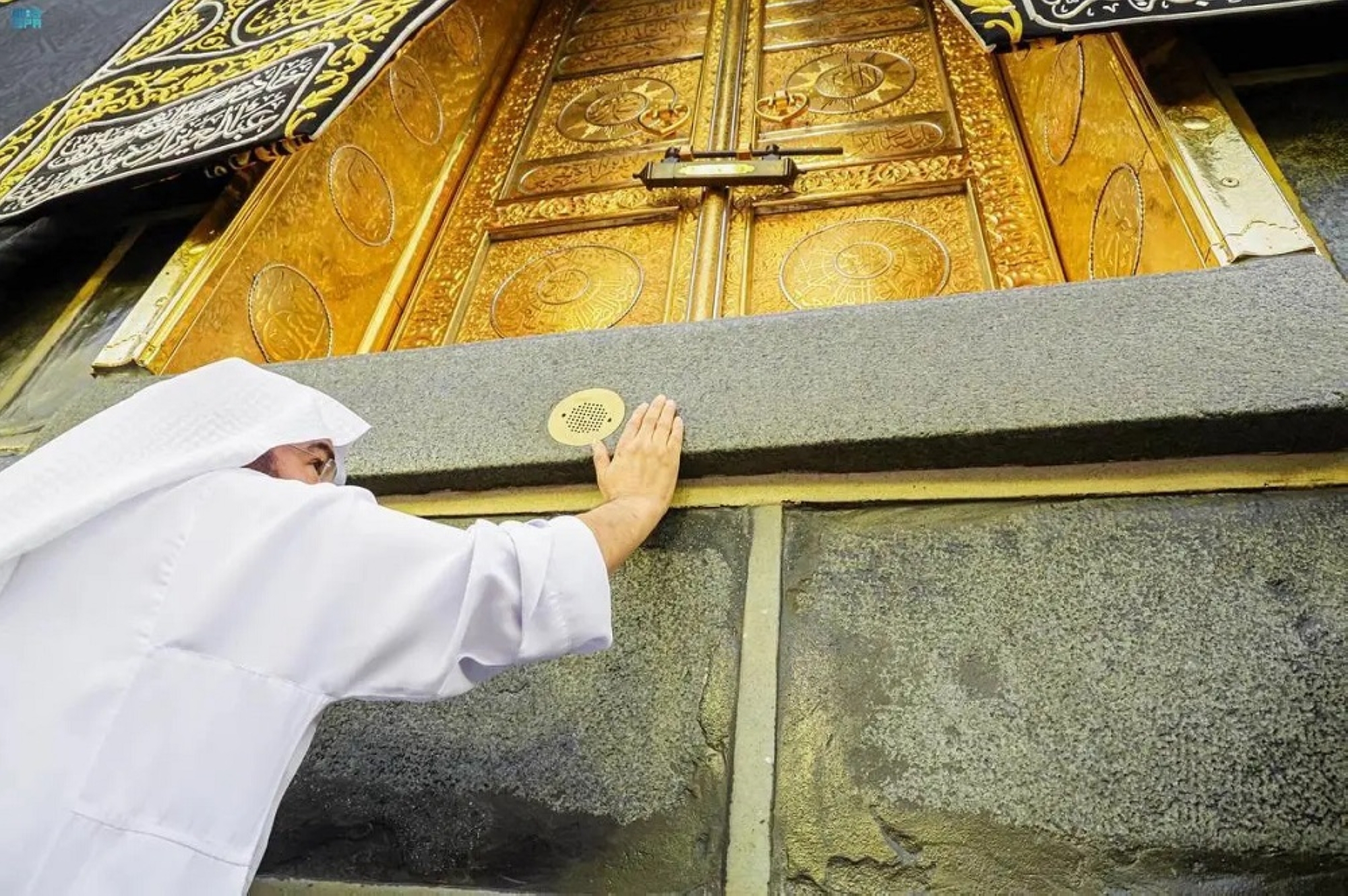 تطييب الحجر الأسود والملتزم والركن اليماني
