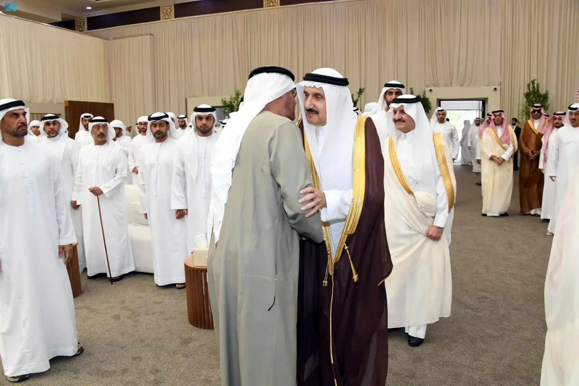 منصور بن متعب ينقل تعازي القيادة للإمارات