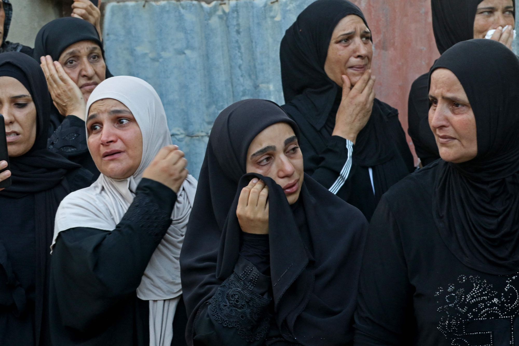 "حرب أهلية" تخيم على "لبنان"