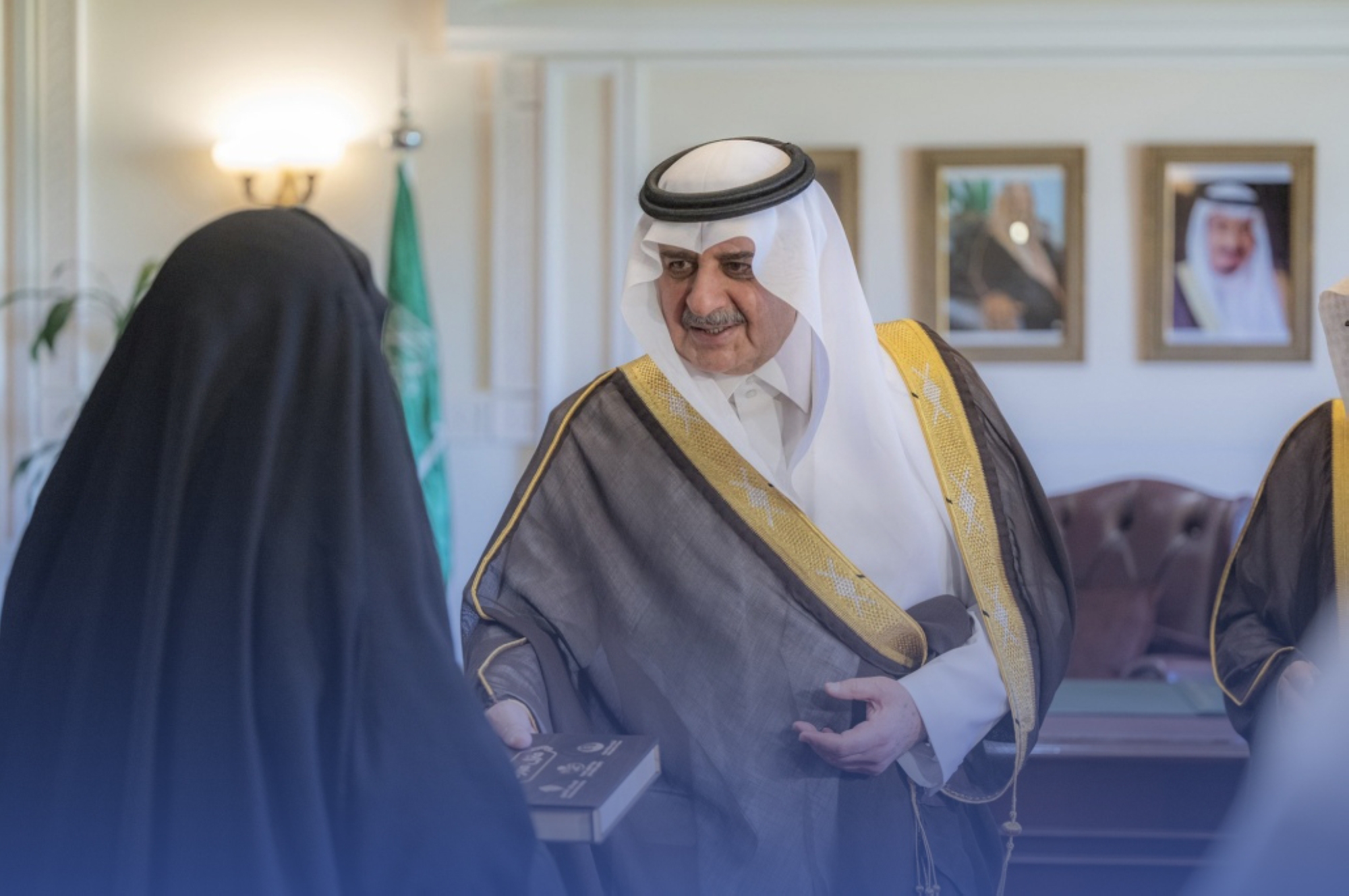 فهد بن سلطان يسلّم 202 أسرة وحدات "سكنية جديدة"