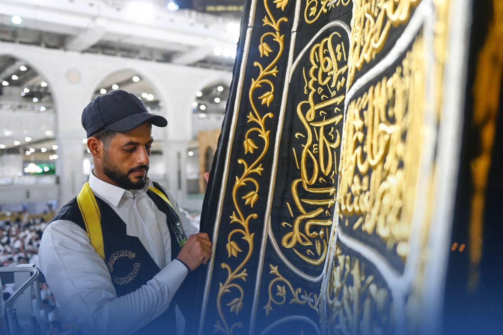 نيابة عن الملك.. بدر بن سلطان يتشرف بغسل الكعبة
