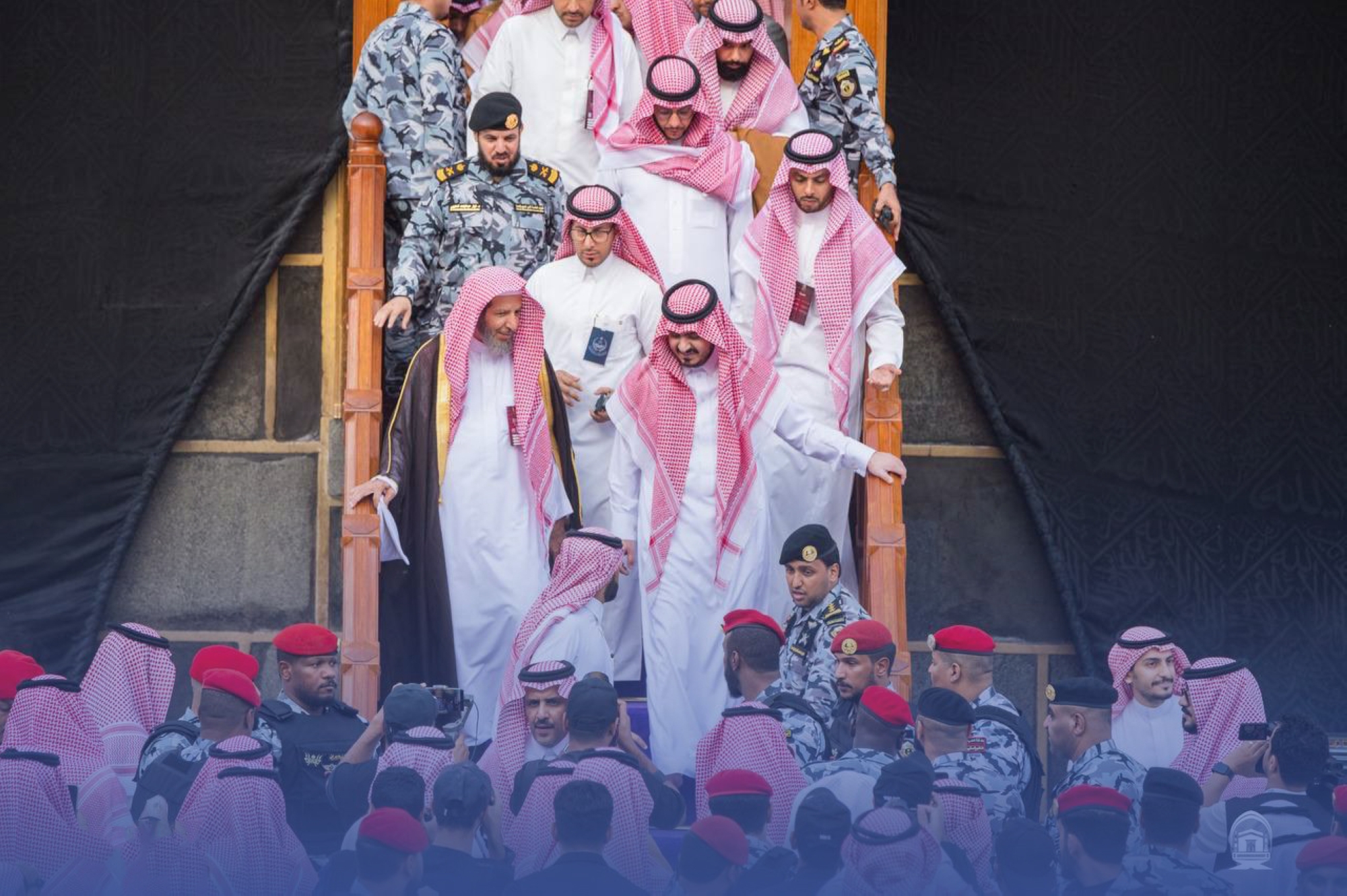 نيابة عن الملك.. بدر بن سلطان يتشرف بغسل الكعبة