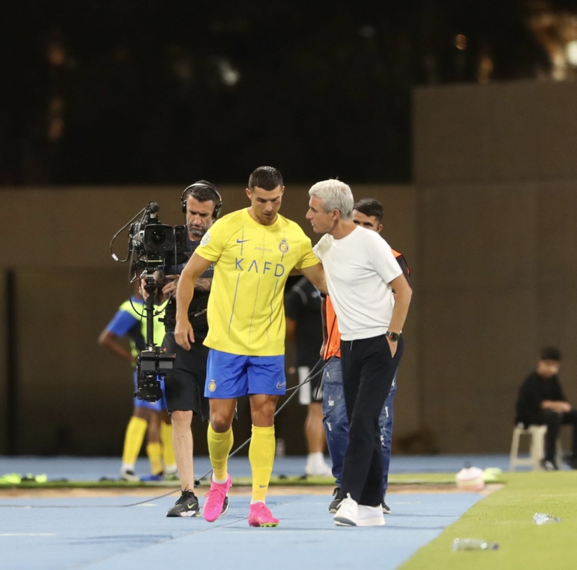 كاسترو يطالب بإعارة قاسم وبخاري