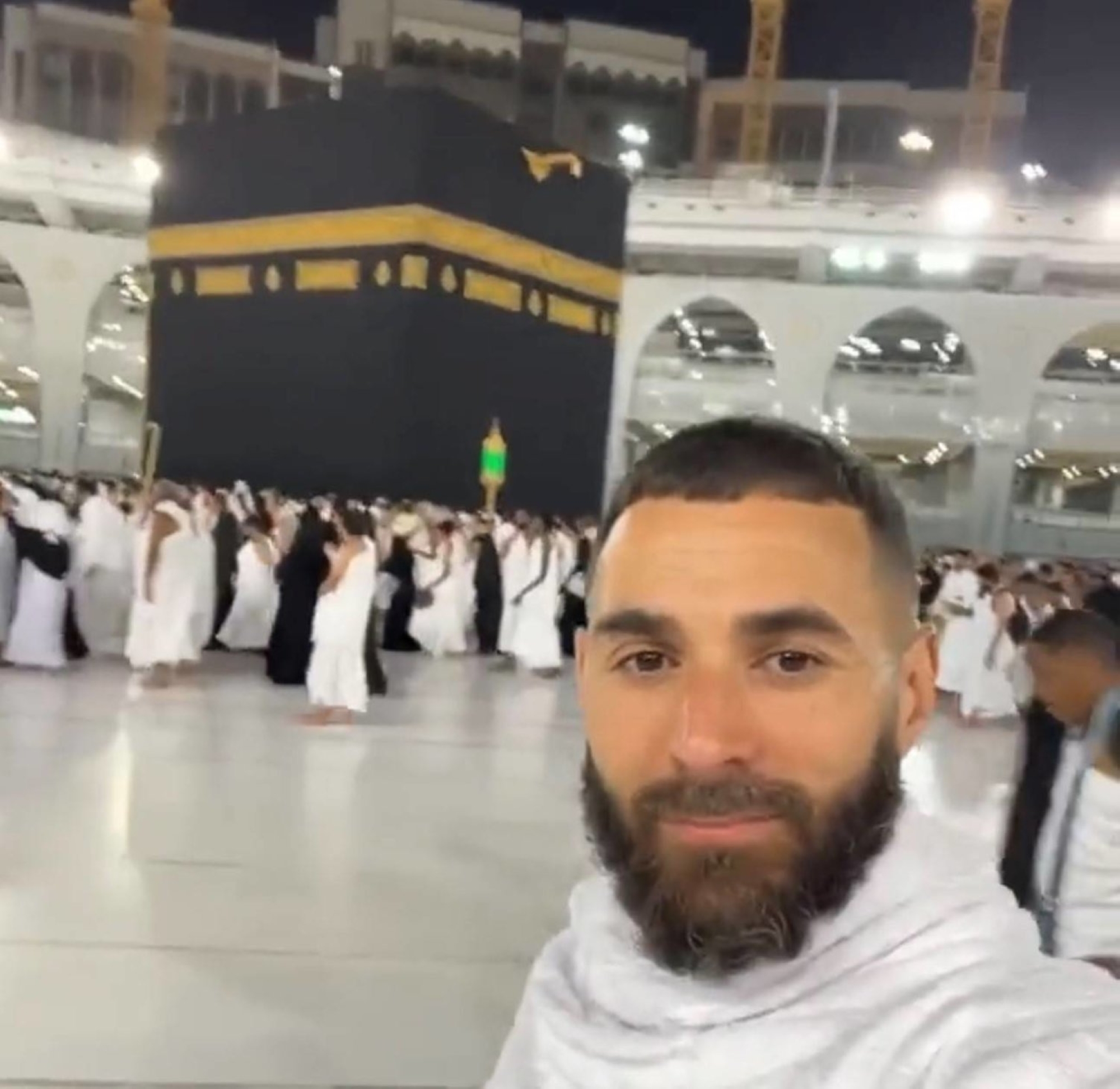 "الحقيقة الوحيدة".. كريم بنزيما يؤدي مناسك العمرة